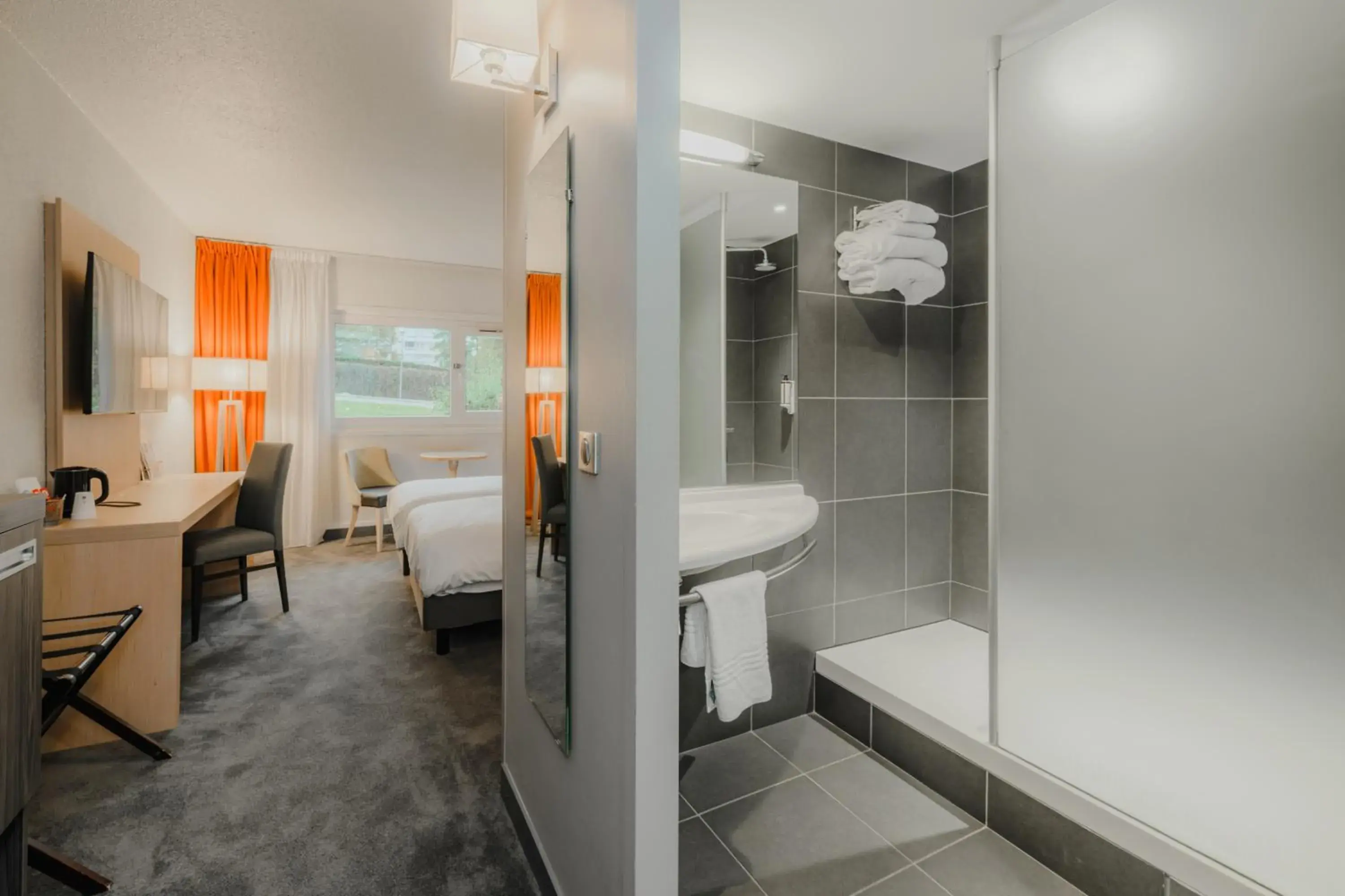 Property building, Bed in Mercure Annecy Sud Property building, Bed in Mercure Annecy Sud