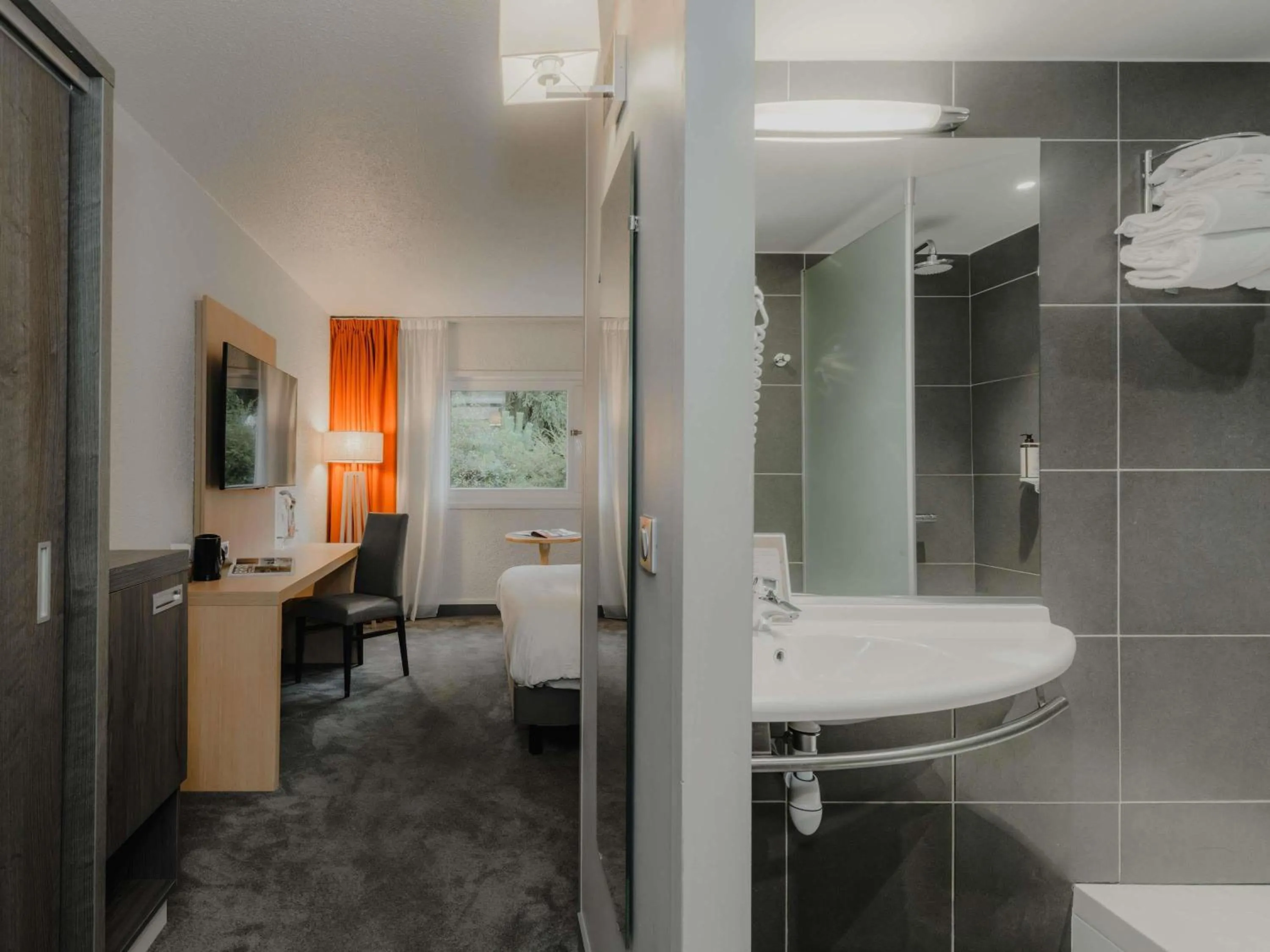 Bedroom in Mercure Annecy Sud