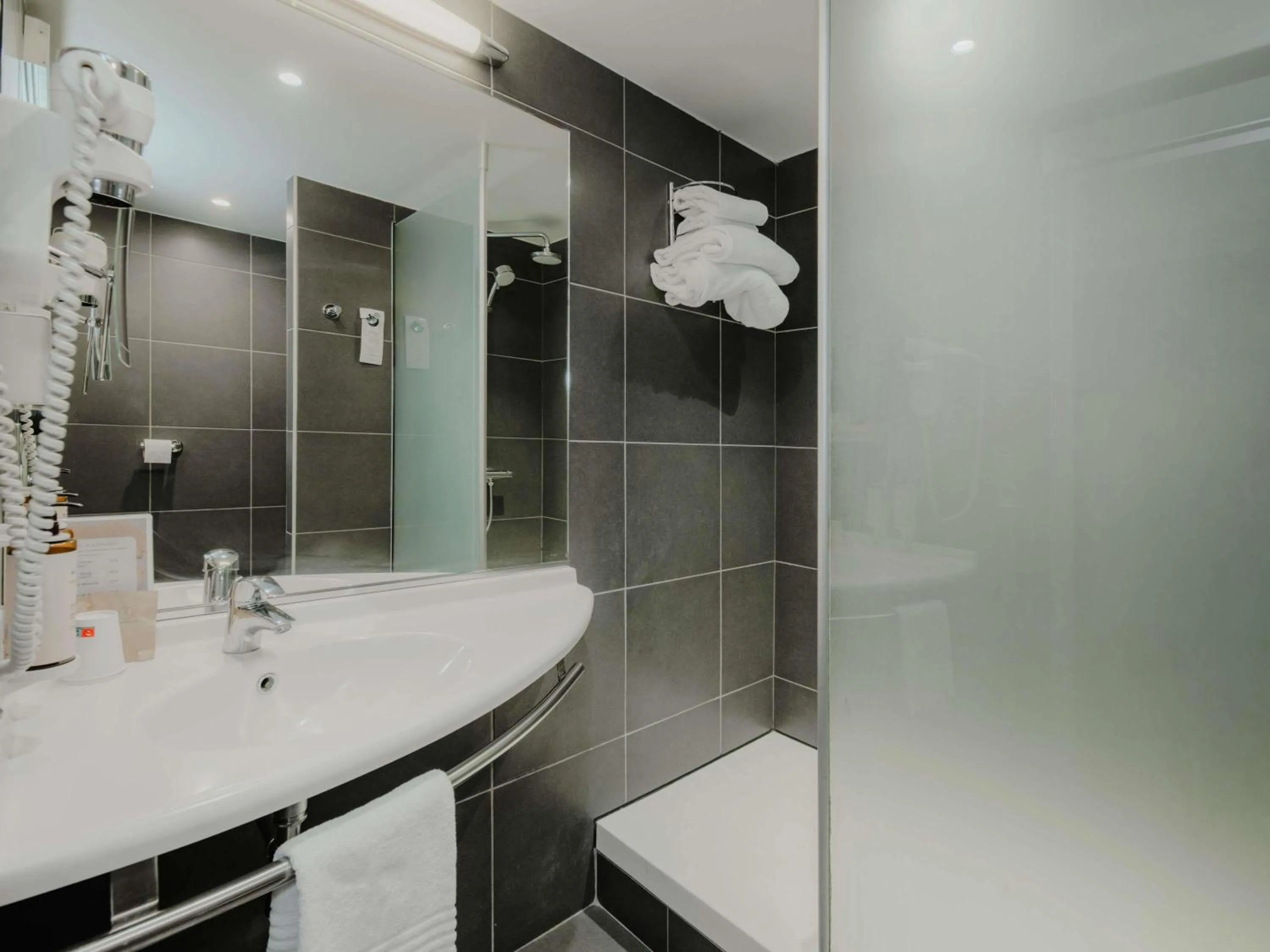 Bedroom in Mercure Annecy Sud