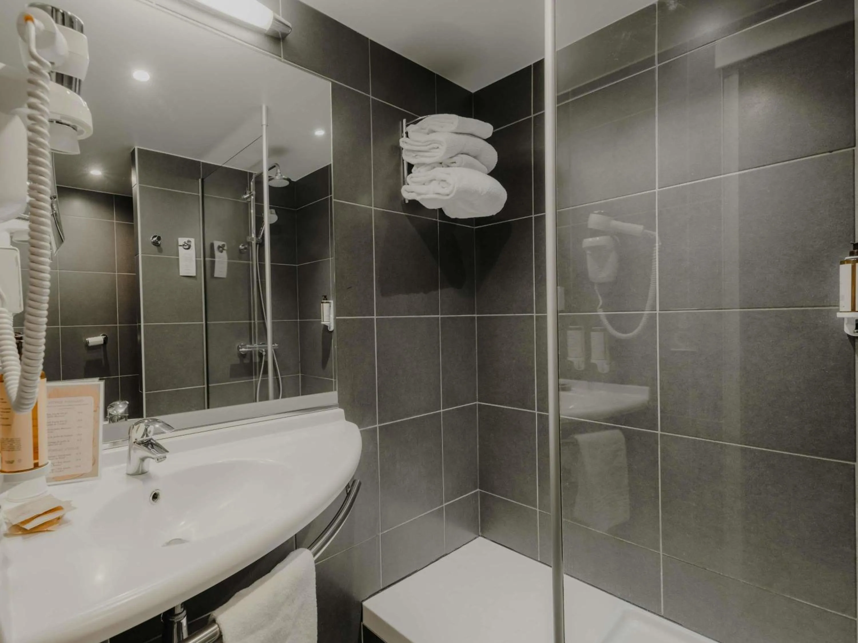 Bedroom in Mercure Annecy Sud