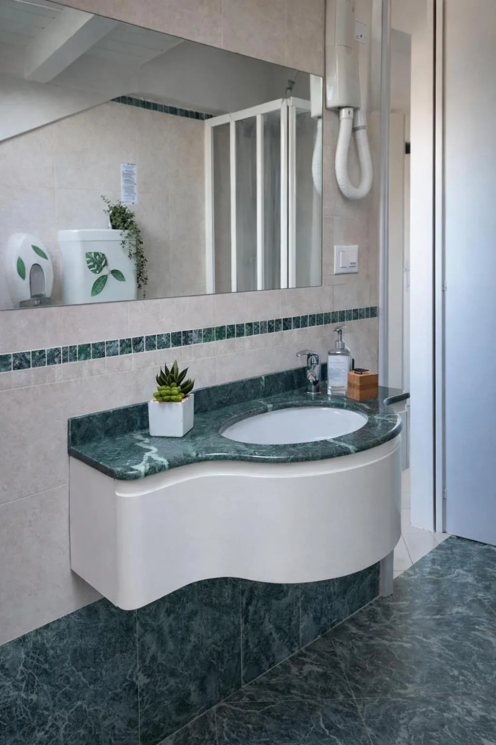 Bathroom in Hotel Liberty Beach - Parking & Beach