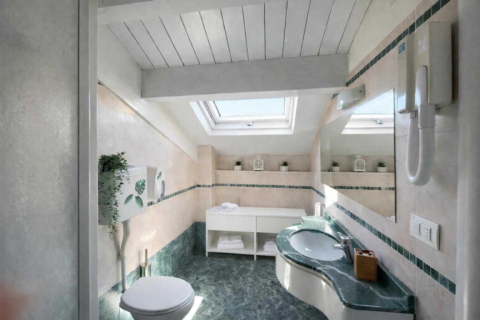 Bathroom in Hotel Liberty Beach - Parking & Beach