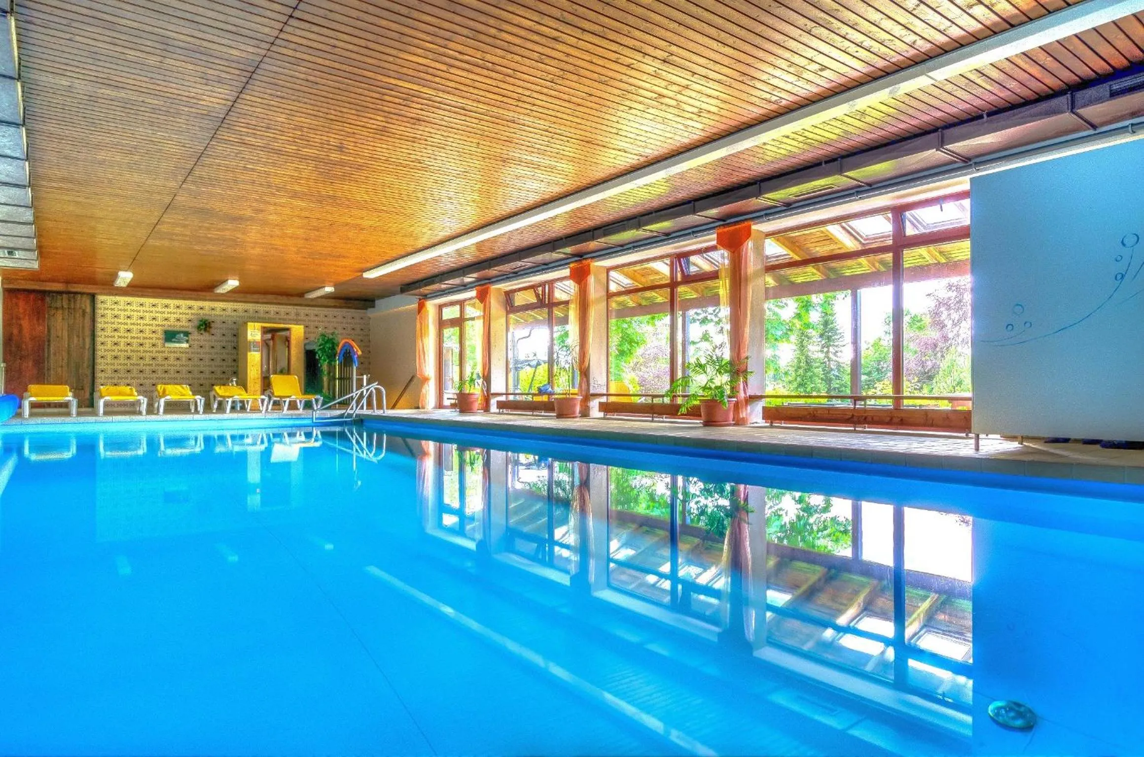 Swimming pool in WAGNERS Hotel im Fichtelgebirge