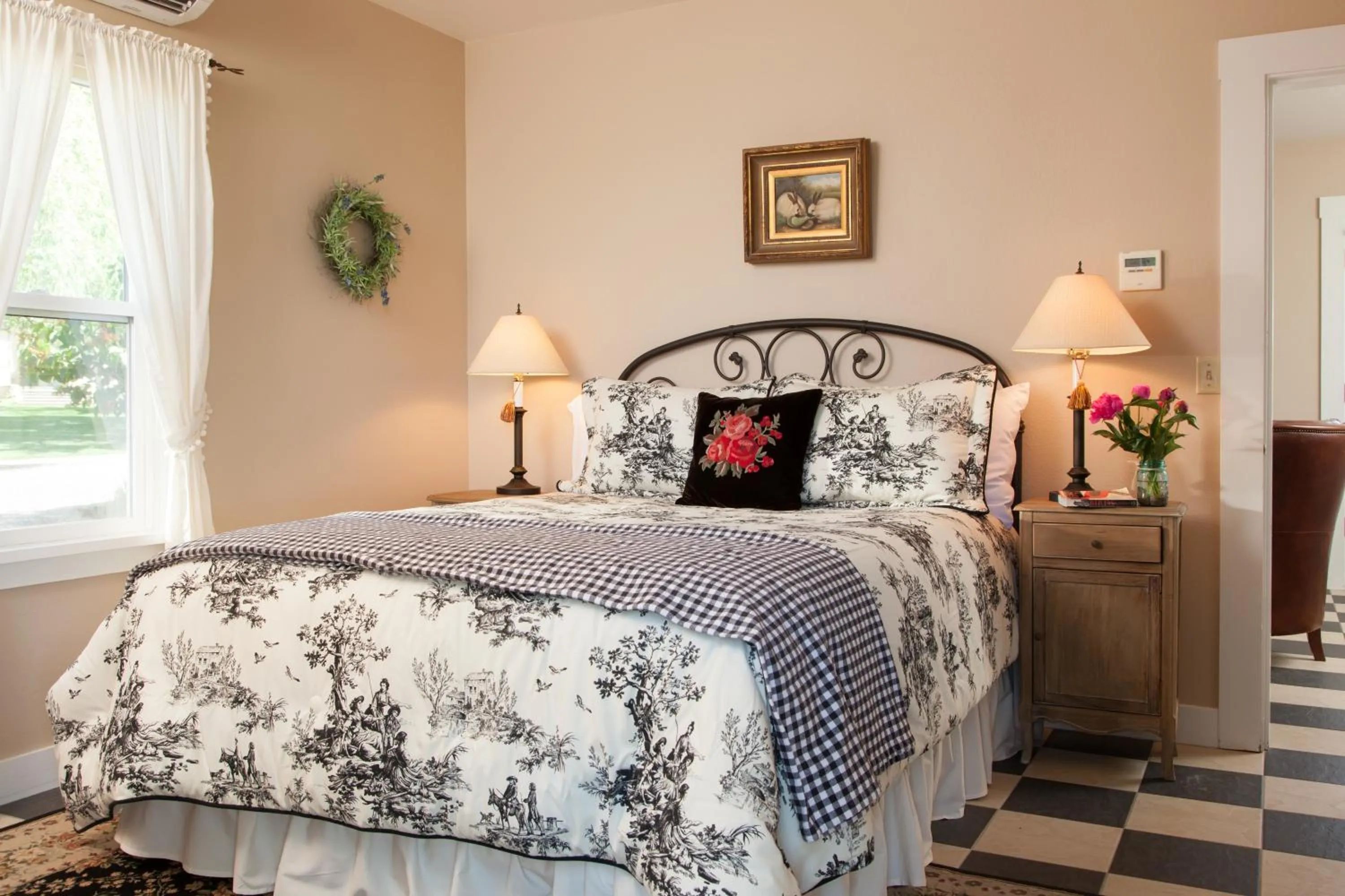 Bedroom, Bed in The Inn at Abeja