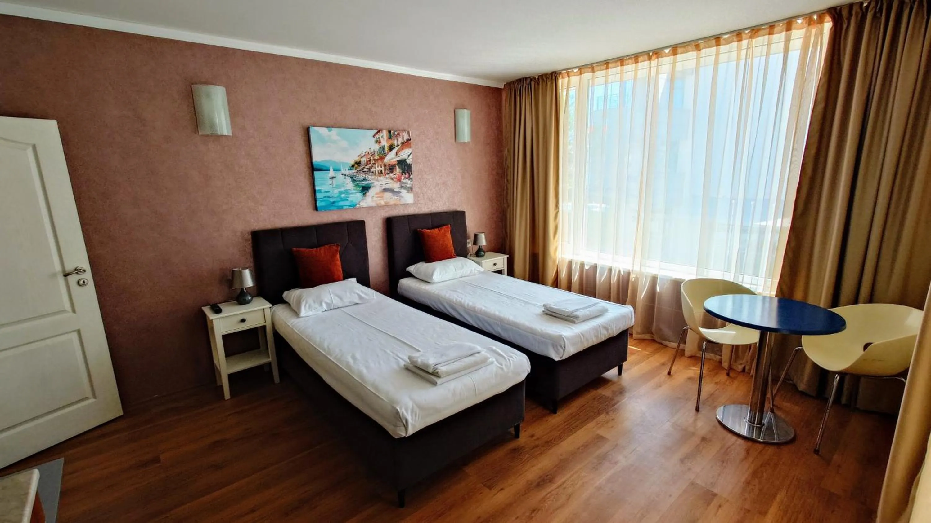 Living room, Bed in Favorit Aparthotel