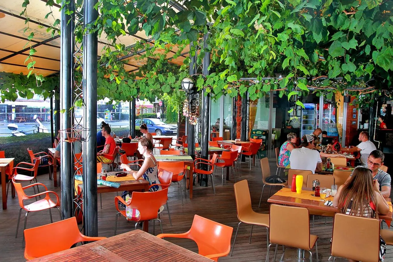 Restaurant/places to eat in Favorit Aparthotel