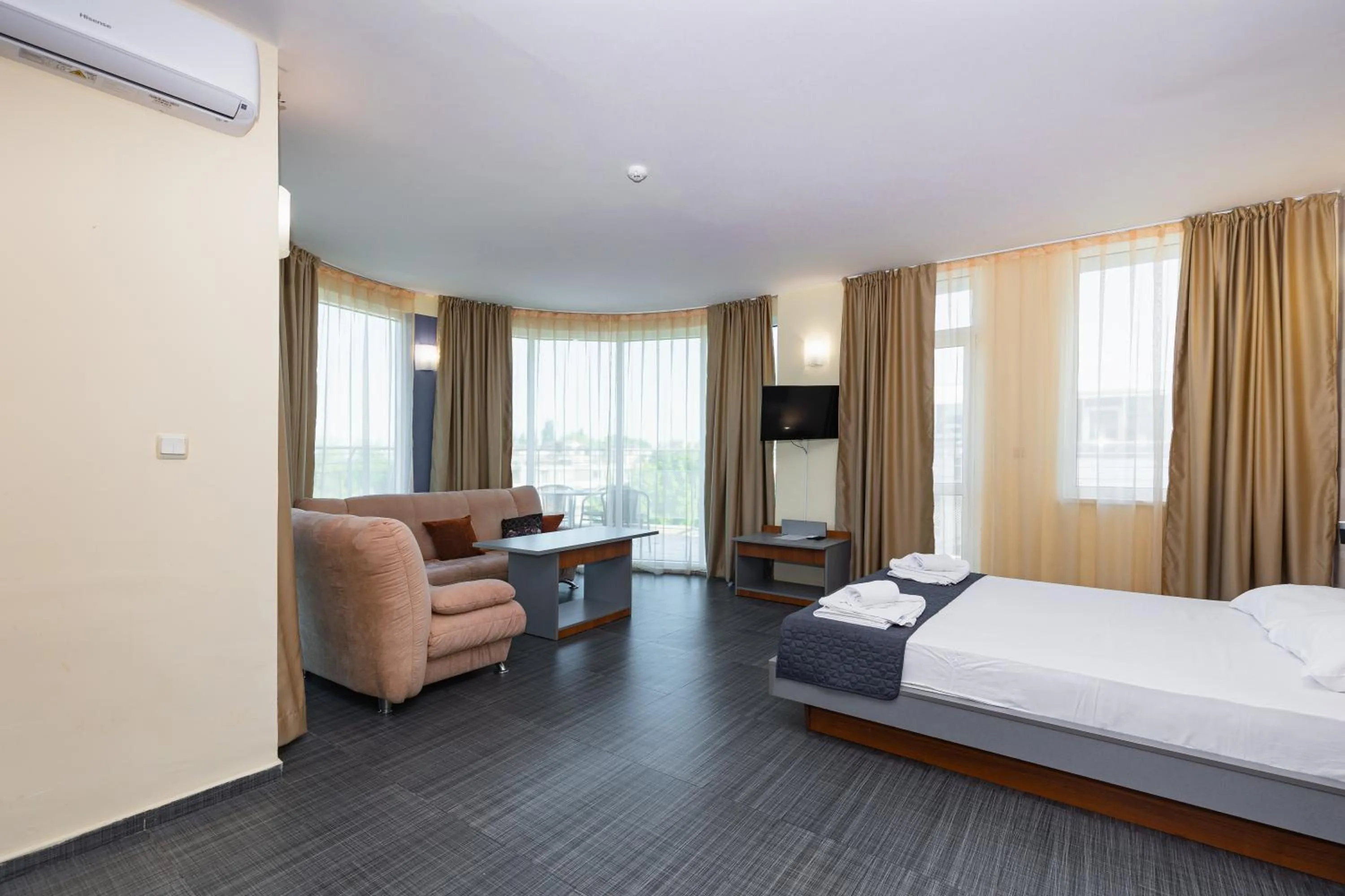 Communal lounge/ TV room, Bed in Favorit Aparthotel