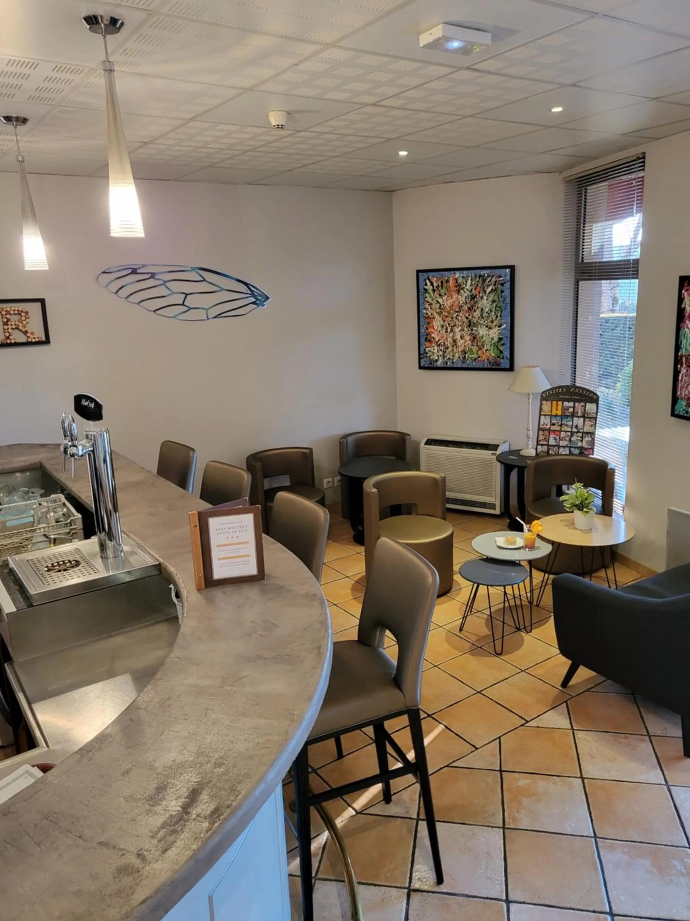 Lounge or bar in Best Western Hôtel Le Sud