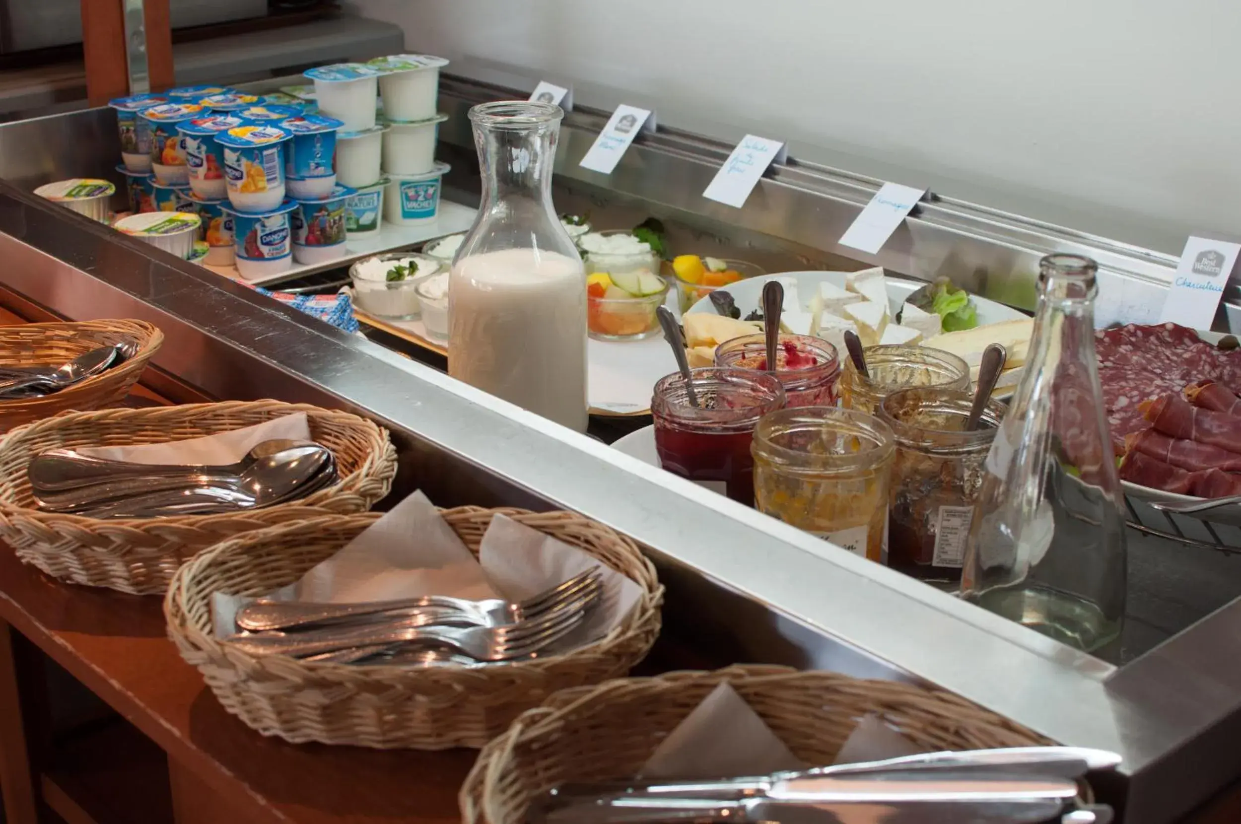 Breakfast in Best Western Hôtel Le Sud Breakfast in Best Western Hôtel Le Sud