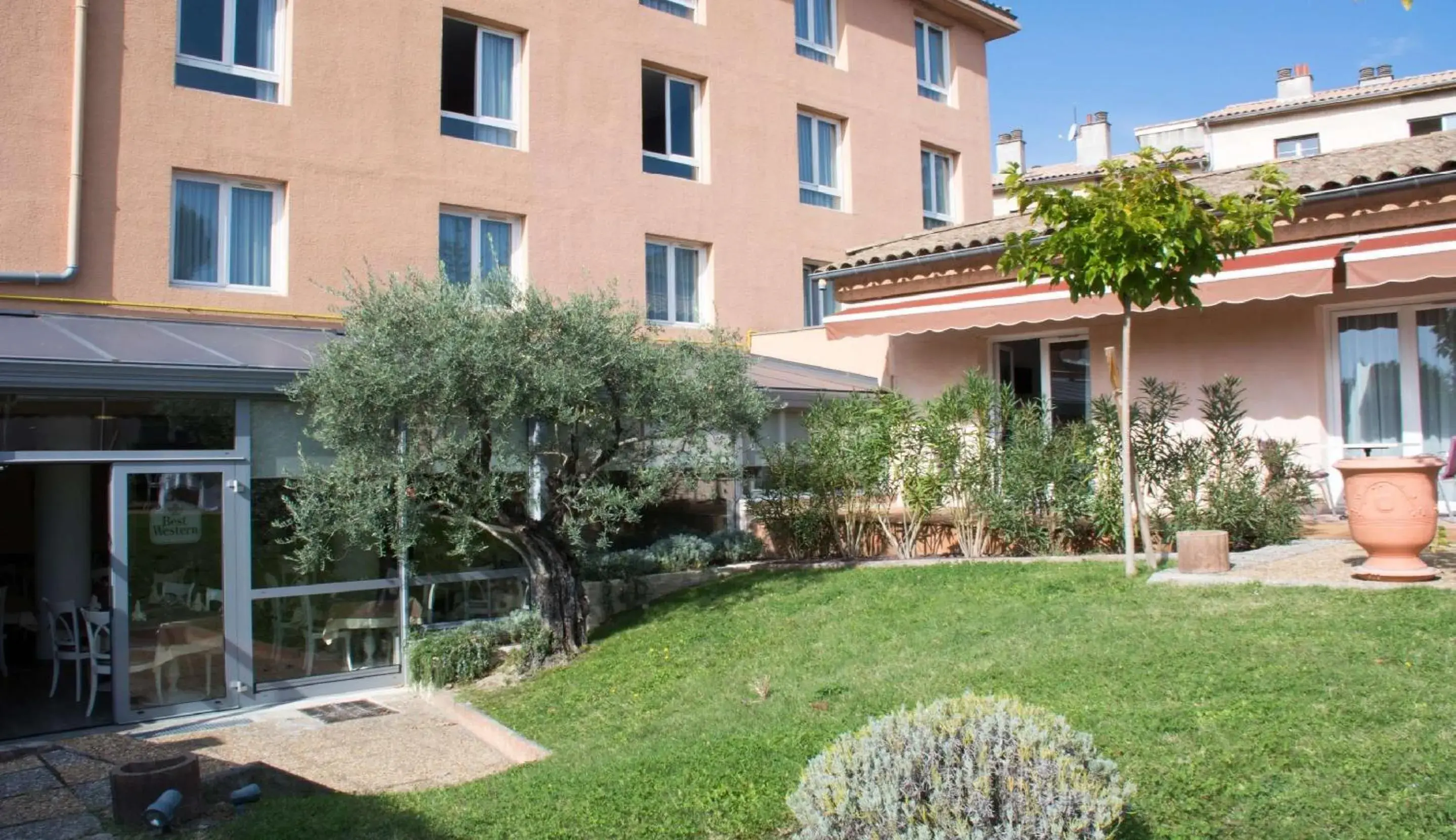 Property building in Best Western Hôtel Le Sud Property building in Best Western Hôtel Le Sud