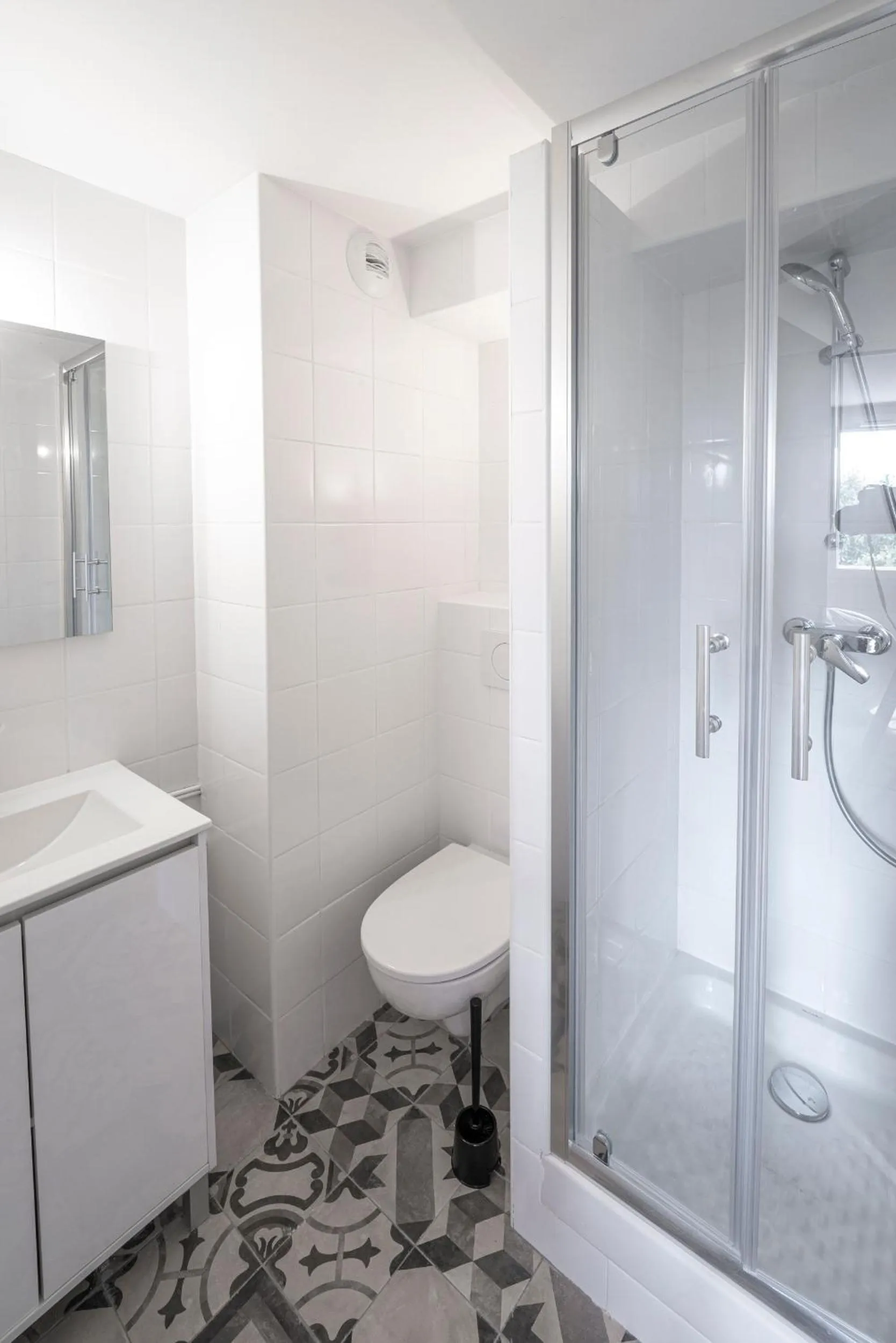 Toilet in The Originals Access, Hôtel Clermont-Ferrand Nord