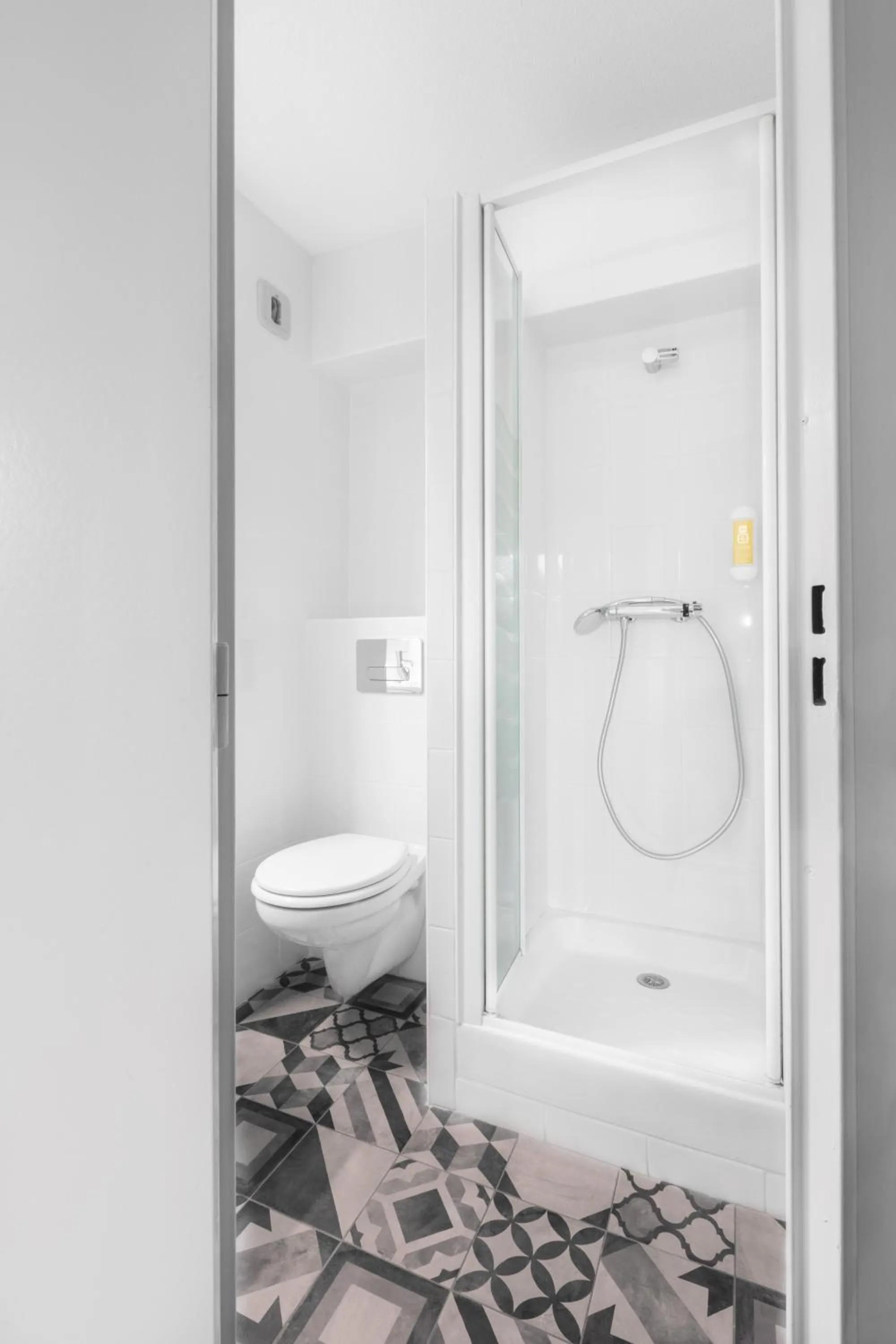 Bathroom in The Originals Access, Hôtel Clermont-Ferrand Nord