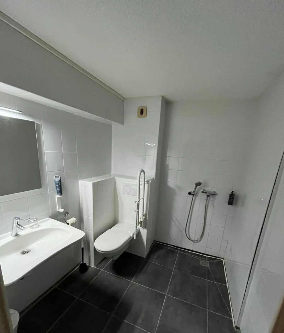 Shower in The Originals Access, Hôtel Clermont-Ferrand Nord