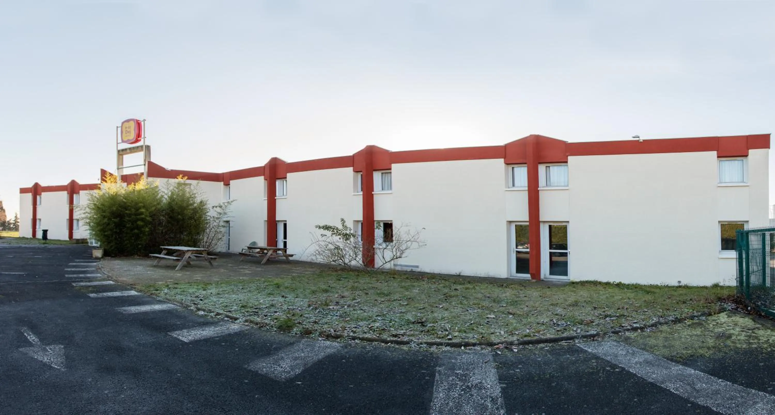 Facade/entrance in The Originals Access, Hôtel Clermont-Ferrand Nord