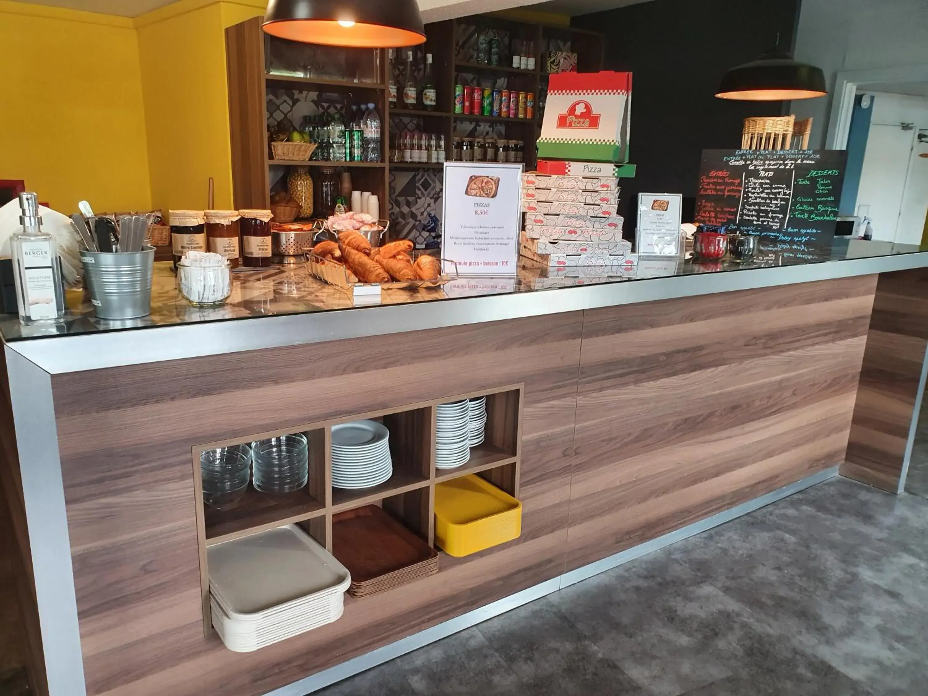 Lounge or bar in The Originals Access, Hôtel Clermont-Ferrand Nord Lounge or bar in The Originals Access, Hôtel Clermont-Ferrand Nord