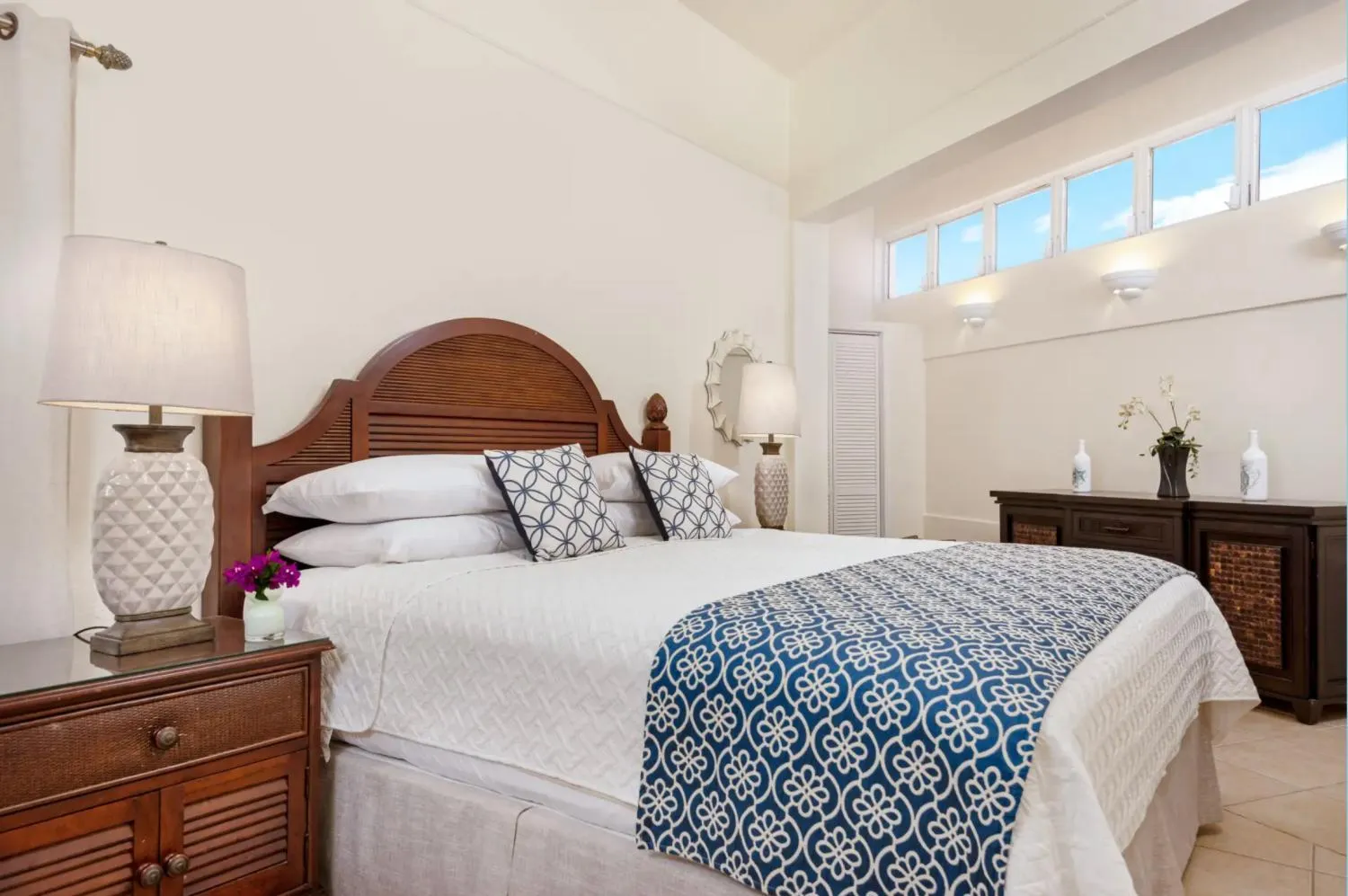 Bedroom, Bed in Coral Gardens on Grace Bay