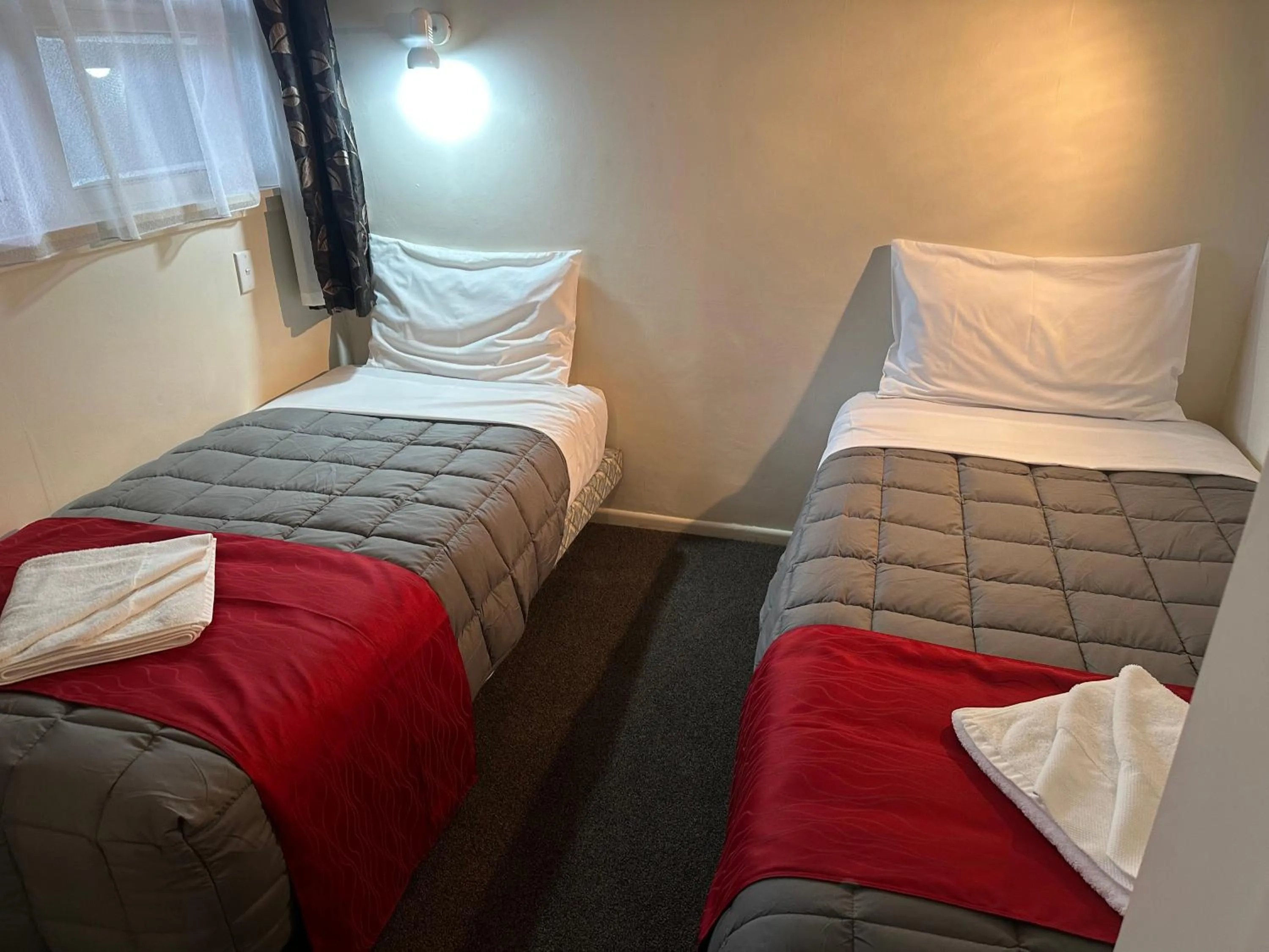 Bed in Touchwood Motor Inn & Inner City Camping Ground