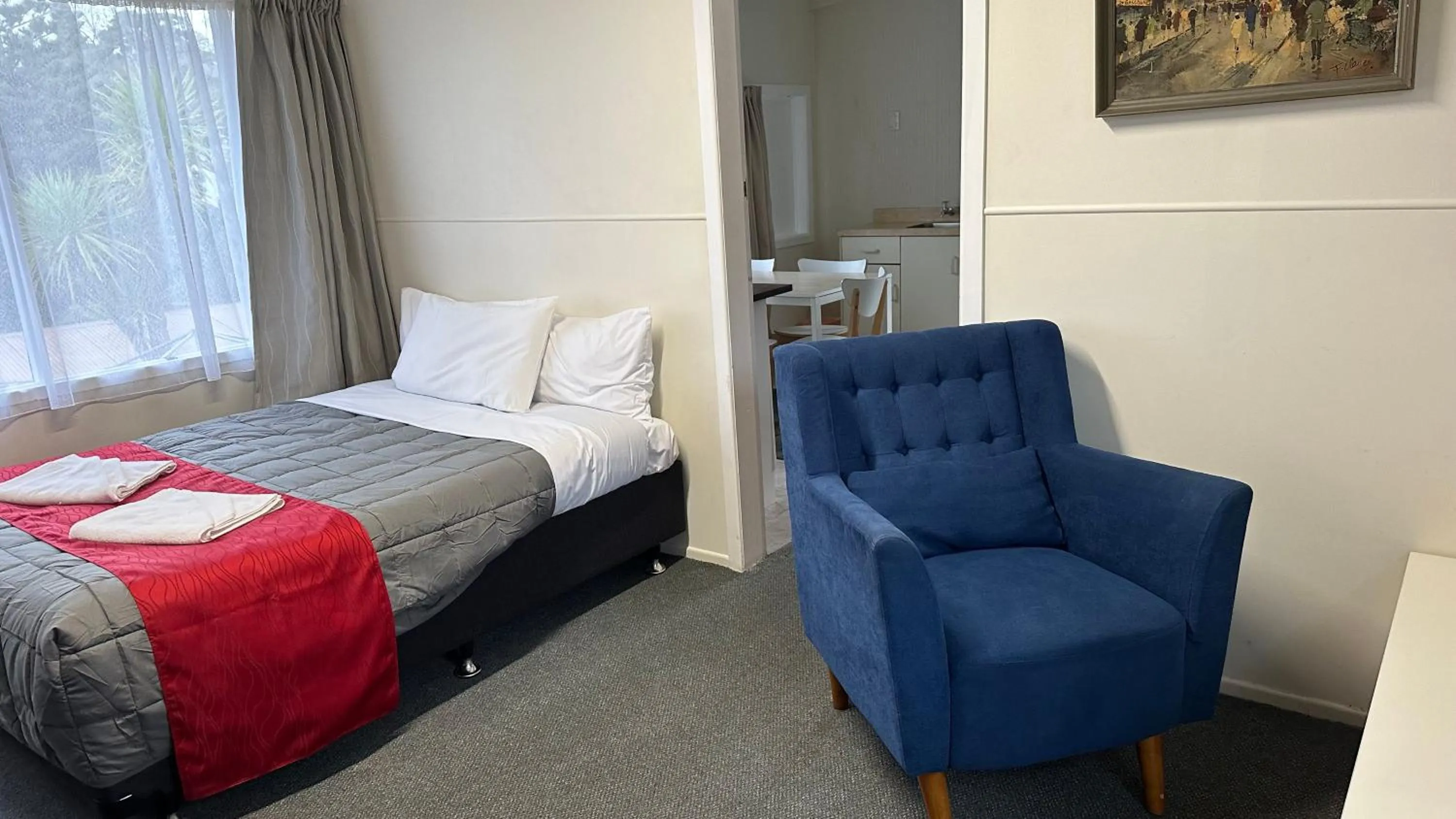 Bed in Touchwood Motor Inn & Inner City Camping Ground