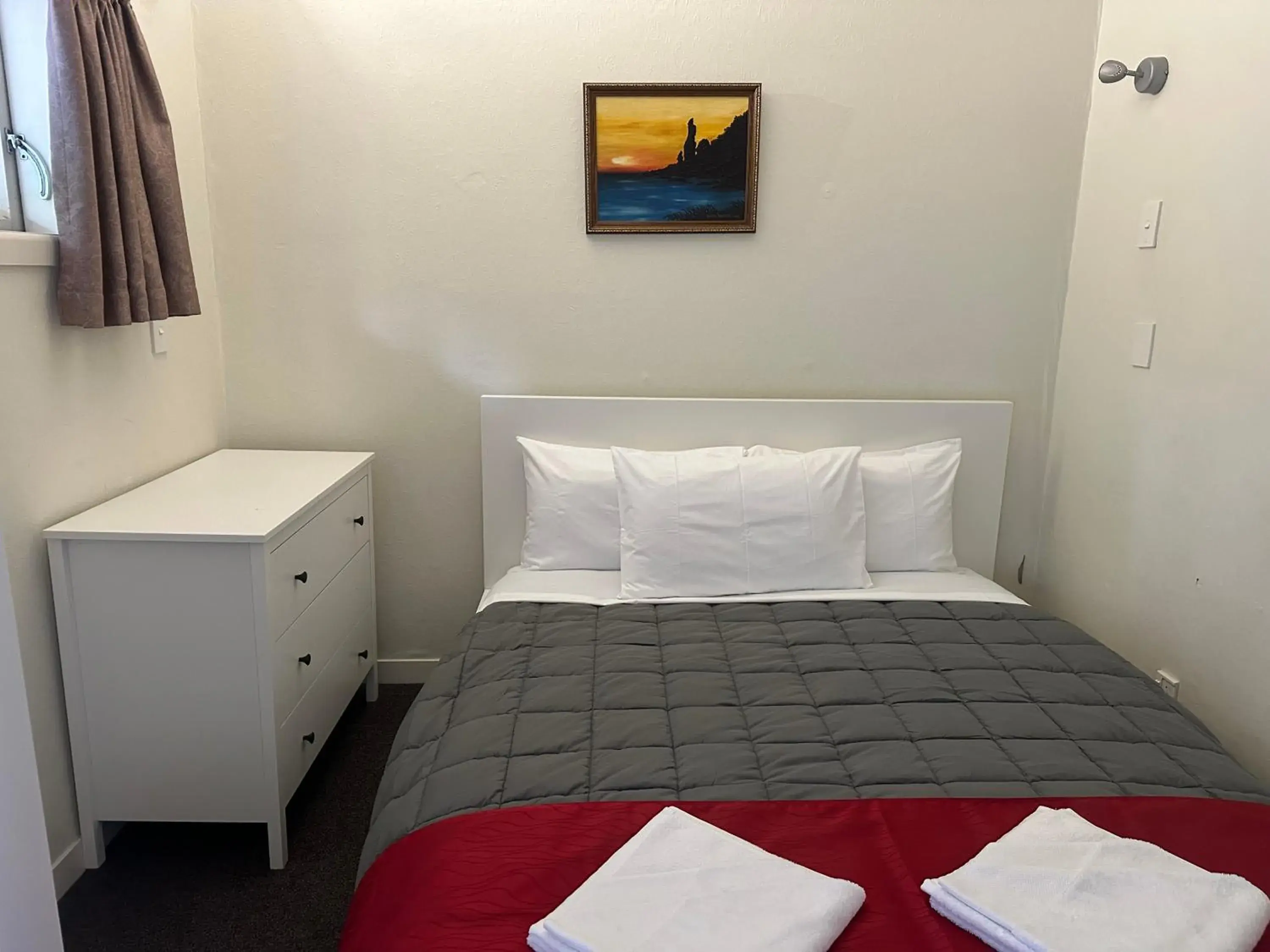 Standard Triple Room in Touchwood Motor Inn & Inner City Camping Ground Standard Triple Room in Touchwood Motor Inn & Inner City Camping Ground