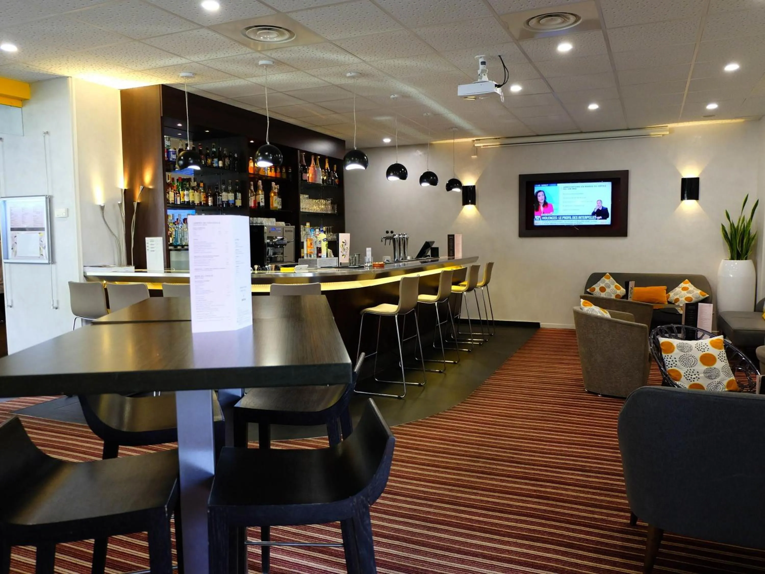 Lounge or bar in Novotel Marseille Est Porte d'Aubagne