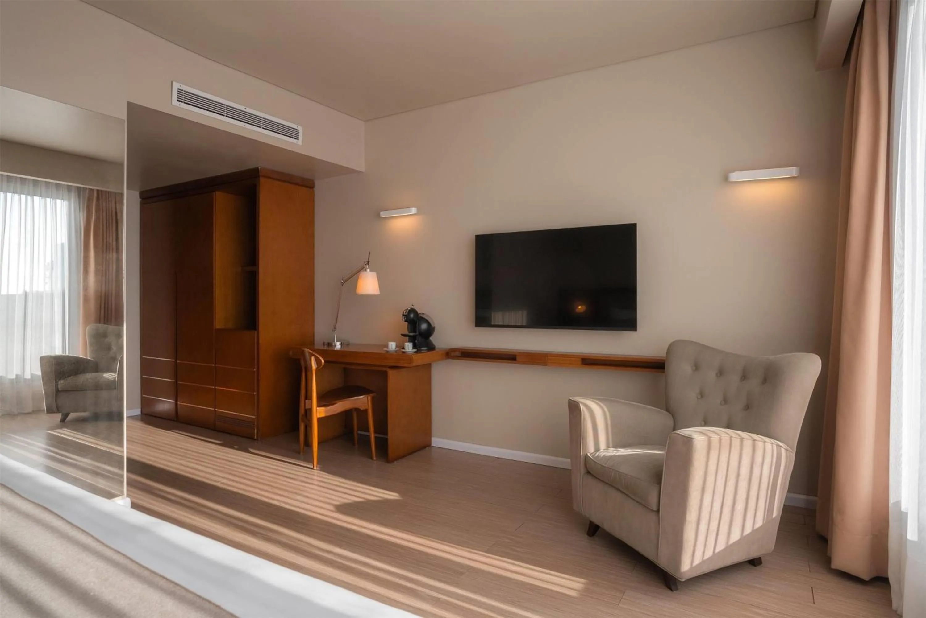 Photo of the whole room in Dazzler by Wyndham Montevideo