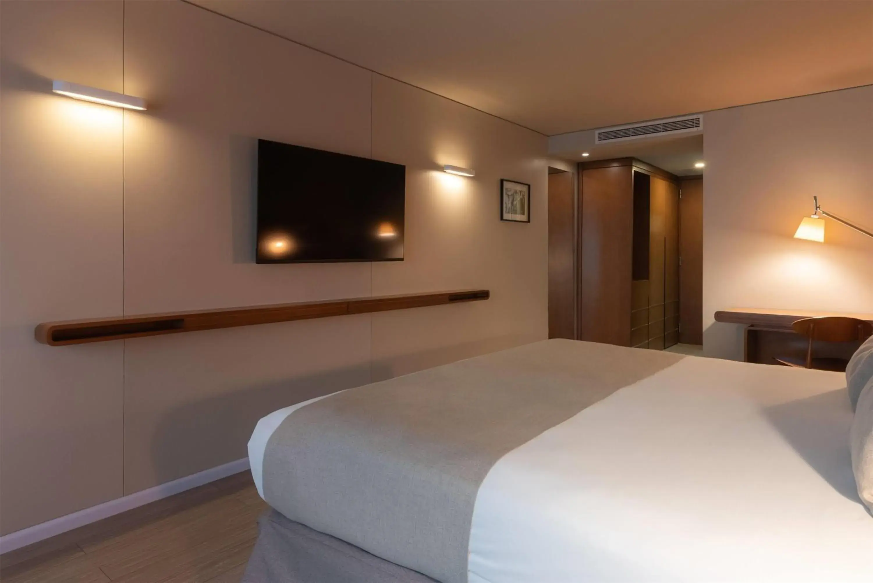 Photo of the whole room, Bed in Dazzler by Wyndham Montevideo Photo of the whole room, Bed in Dazzler by Wyndham Montevideo