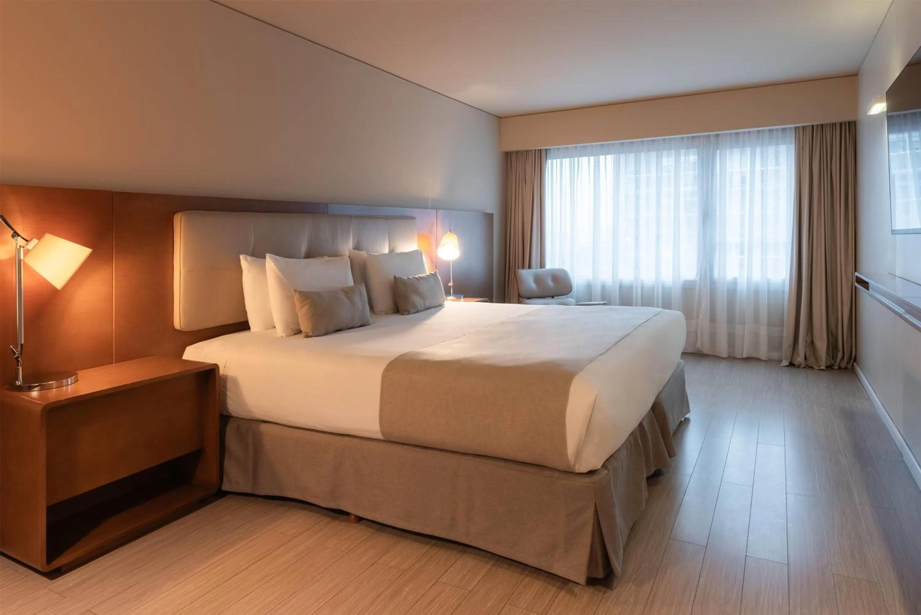 Photo of the whole room, Bed in Dazzler by Wyndham Montevideo