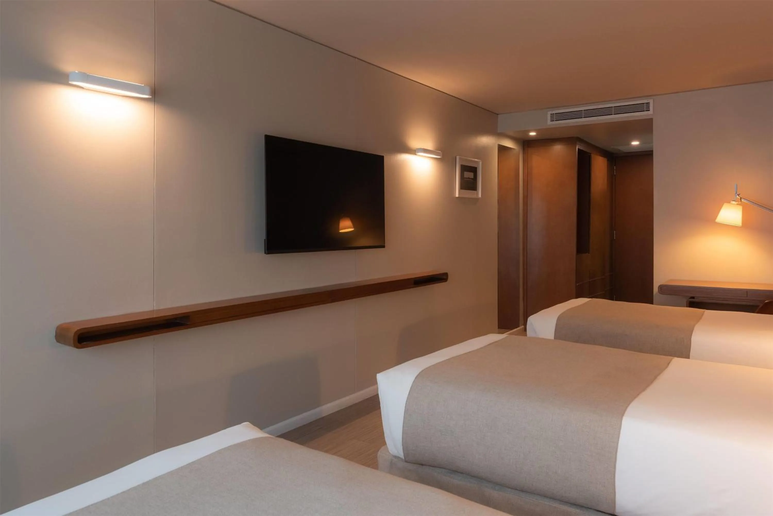 Photo of the whole room, Bed in Dazzler by Wyndham Montevideo