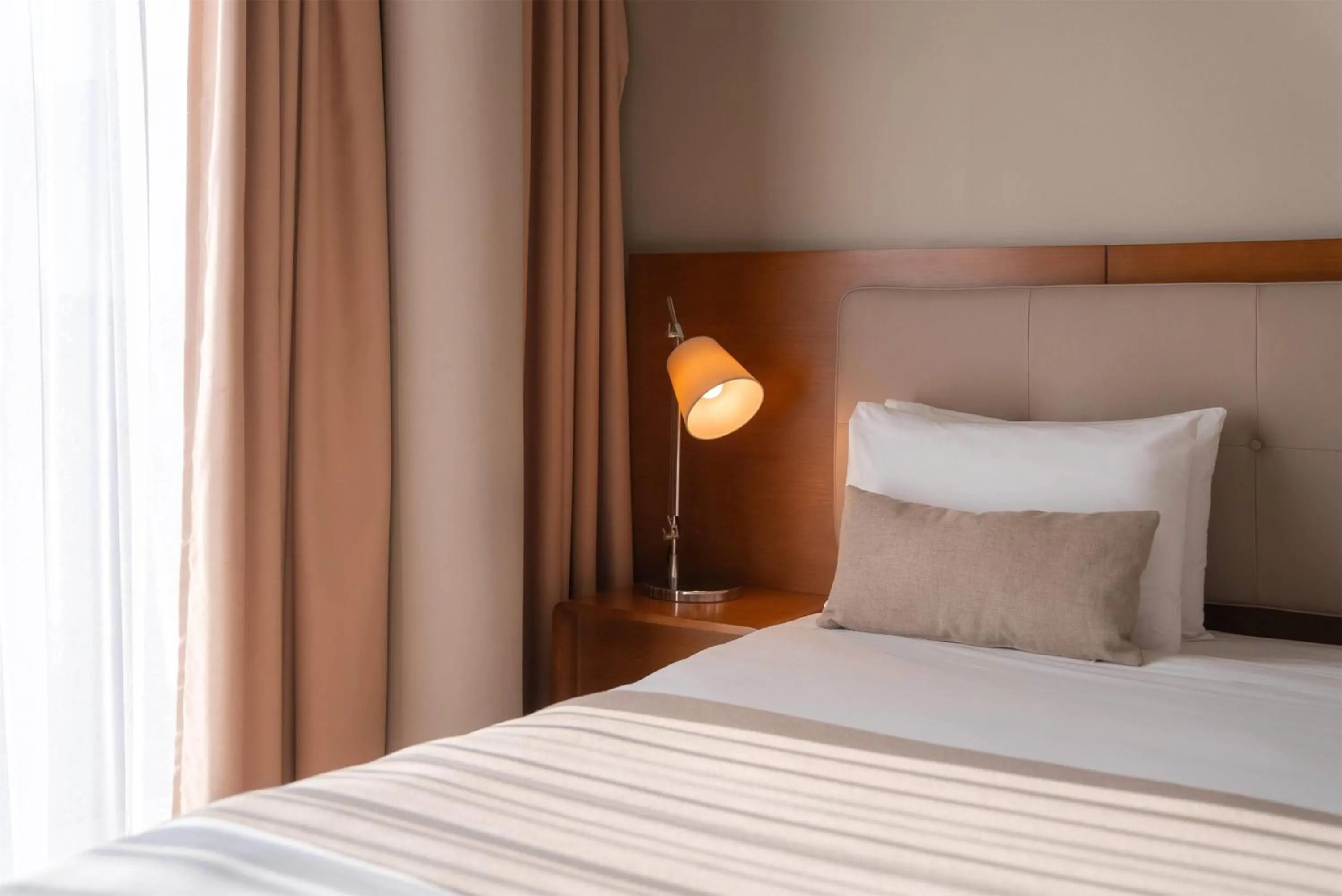 Photo of the whole room, Bed in Dazzler by Wyndham Montevideo