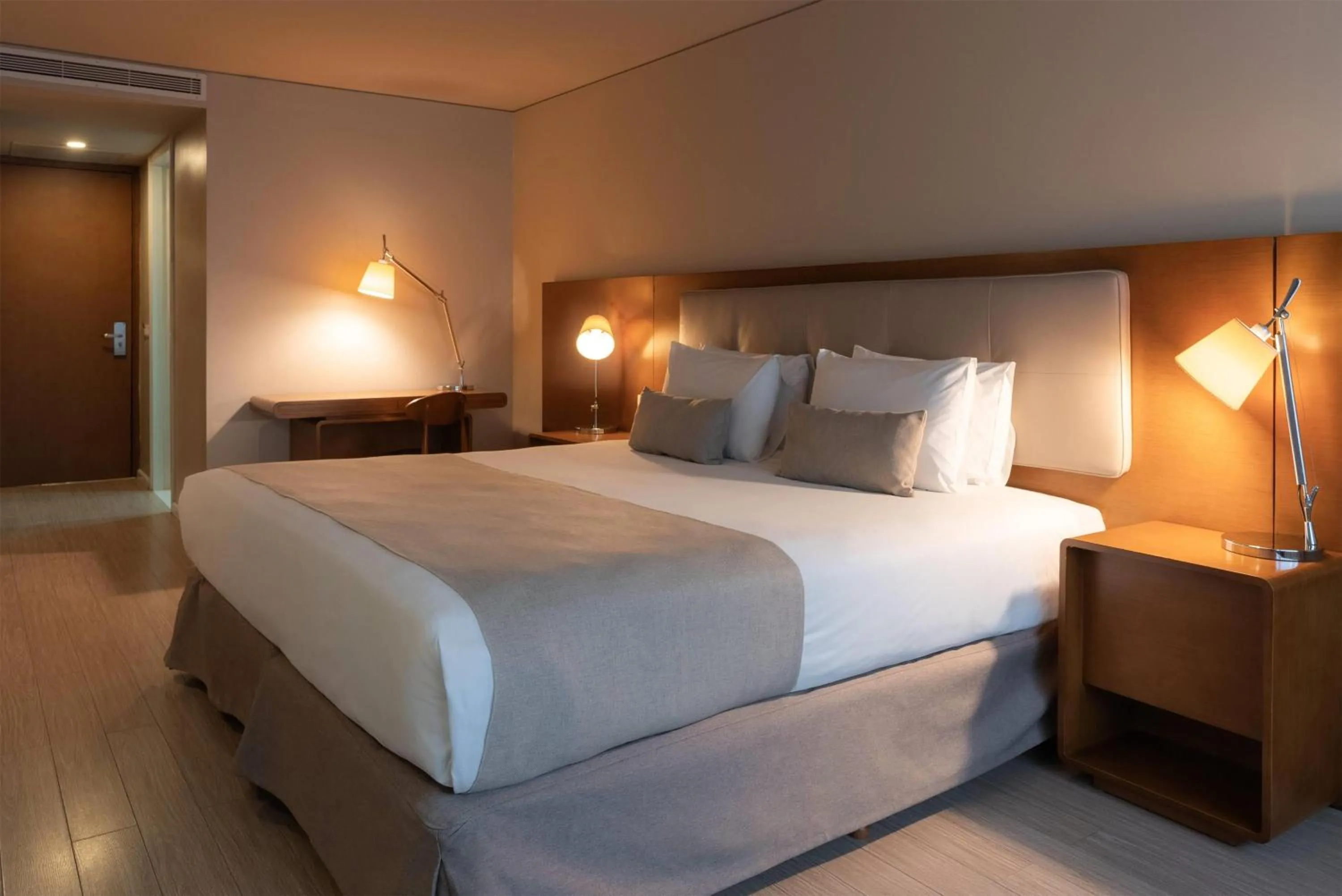 Photo of the whole room, Bed in Dazzler by Wyndham Montevideo