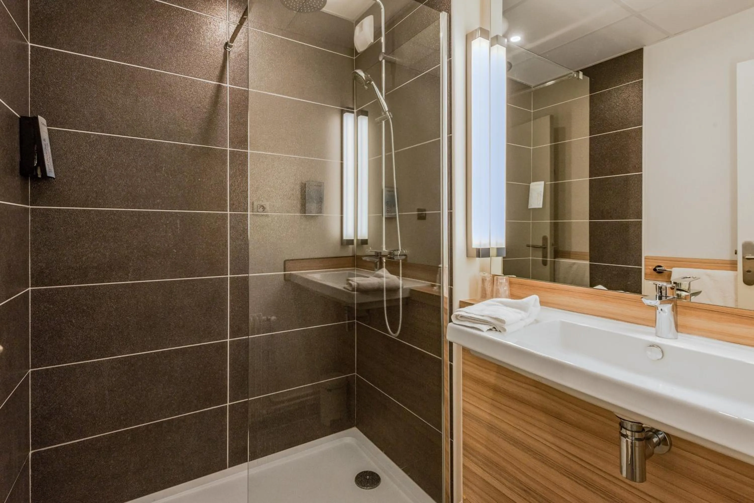 Bathroom in Campanile Chartres Centre - Gare - Cathédrale