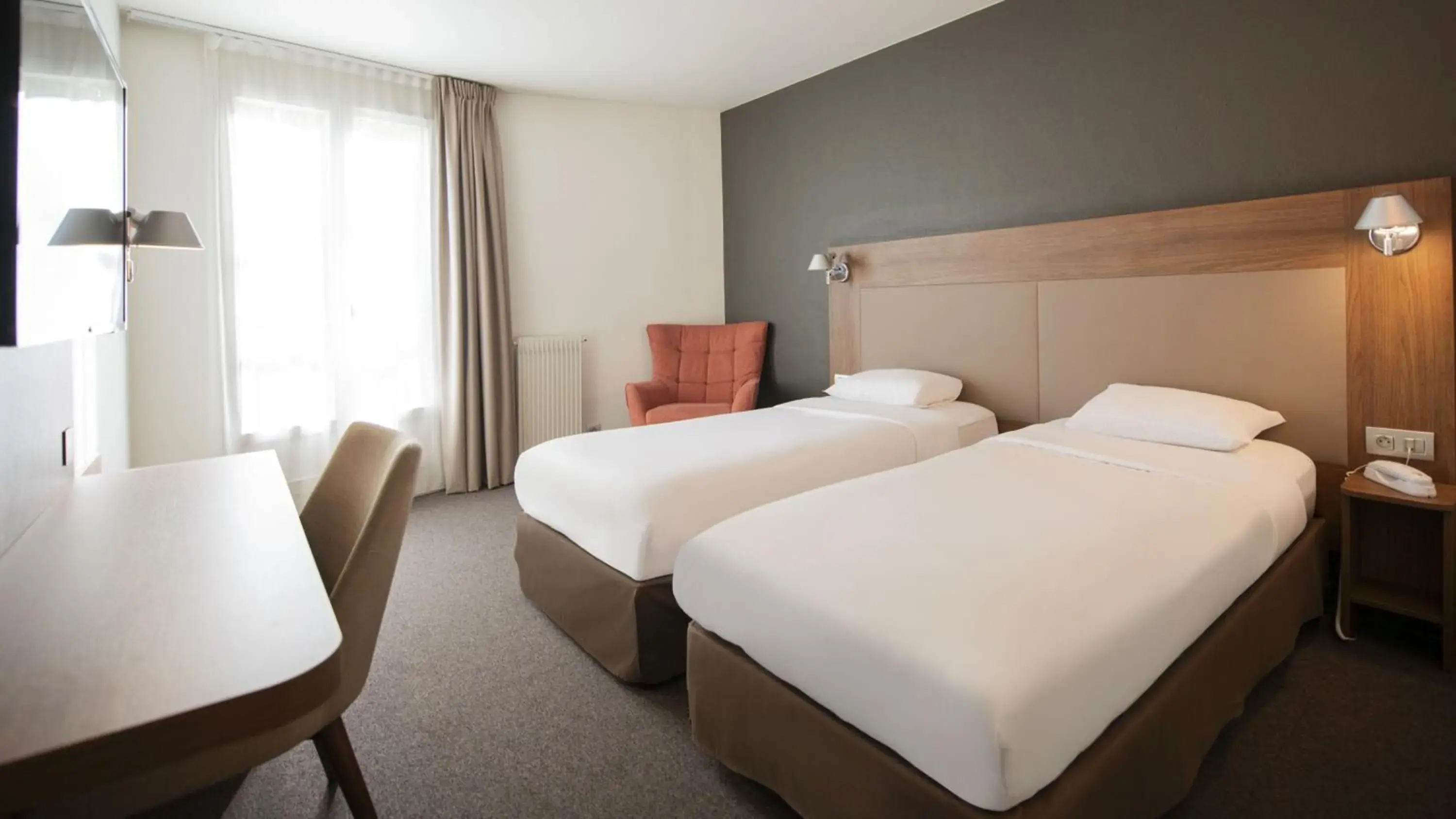 Bedroom, Bed in Campanile Chartres Centre - Gare - Cathédrale Bedroom, Bed in Campanile Chartres Centre - Gare - Cathédrale