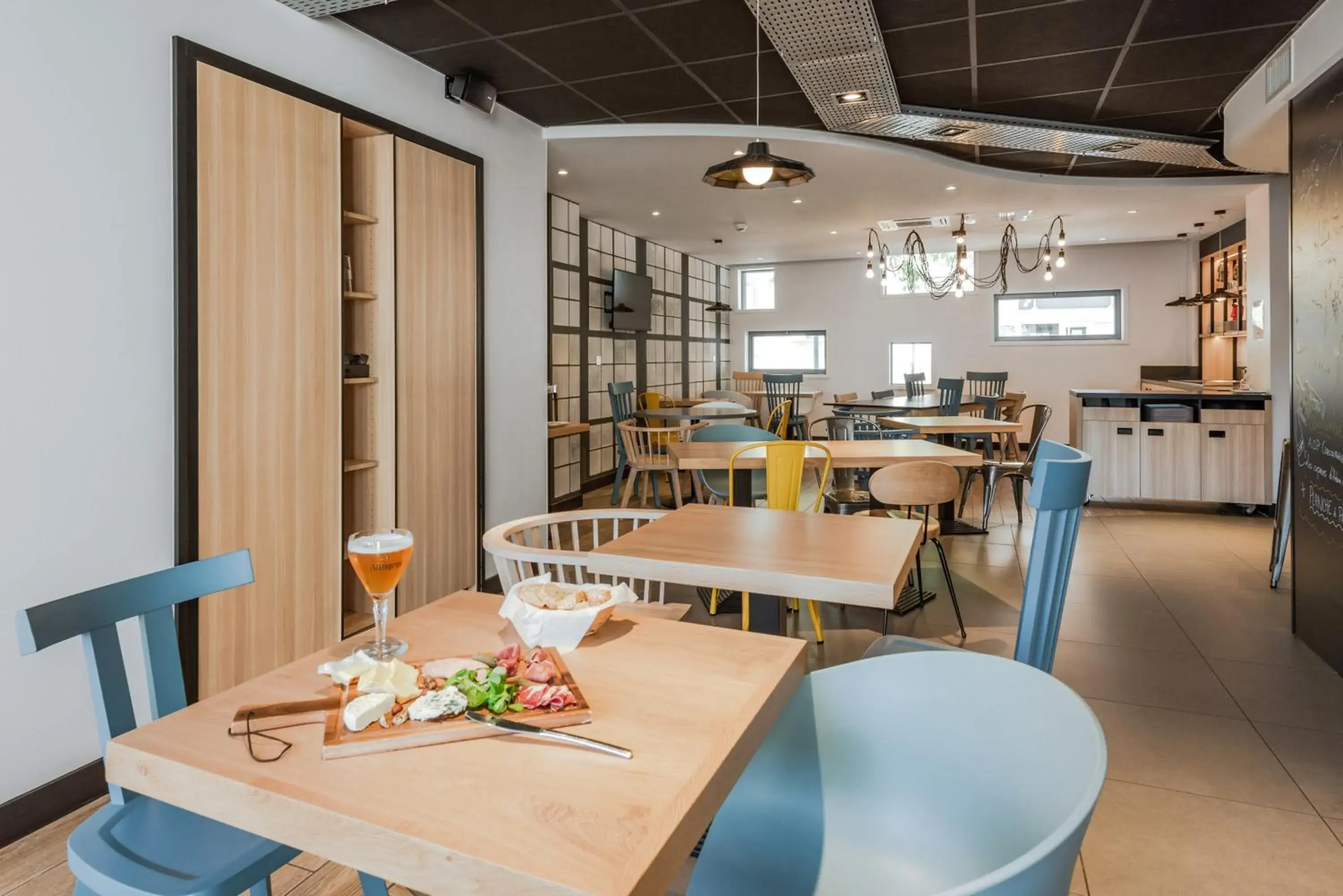 Lounge or bar in Campanile Chartres Centre - Gare - Cathédrale Lounge or bar in Campanile Chartres Centre - Gare - Cathédrale