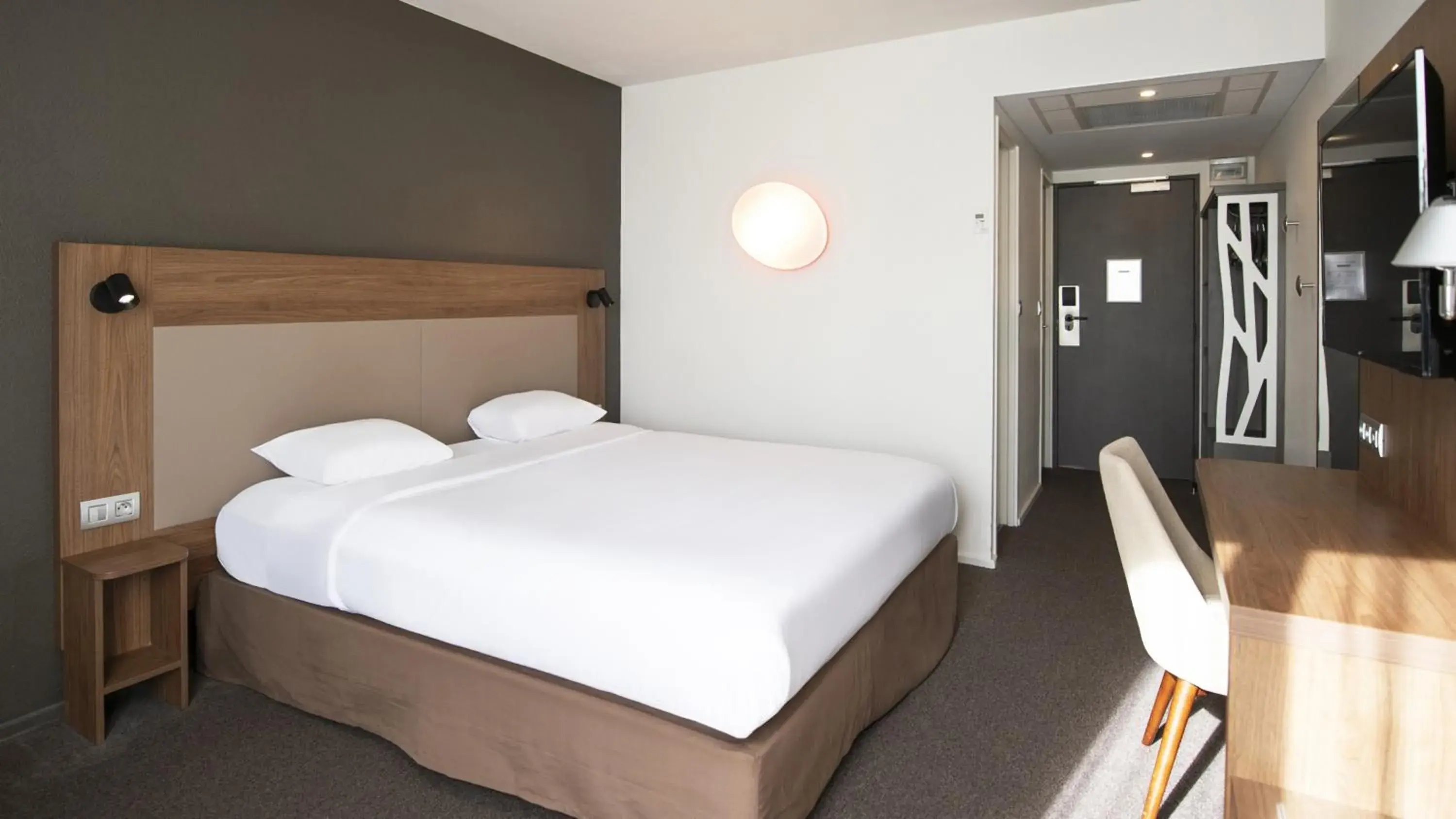 Bedroom, Bed in Campanile Chartres Centre - Gare - Cathédrale Bedroom, Bed in Campanile Chartres Centre - Gare - Cathédrale