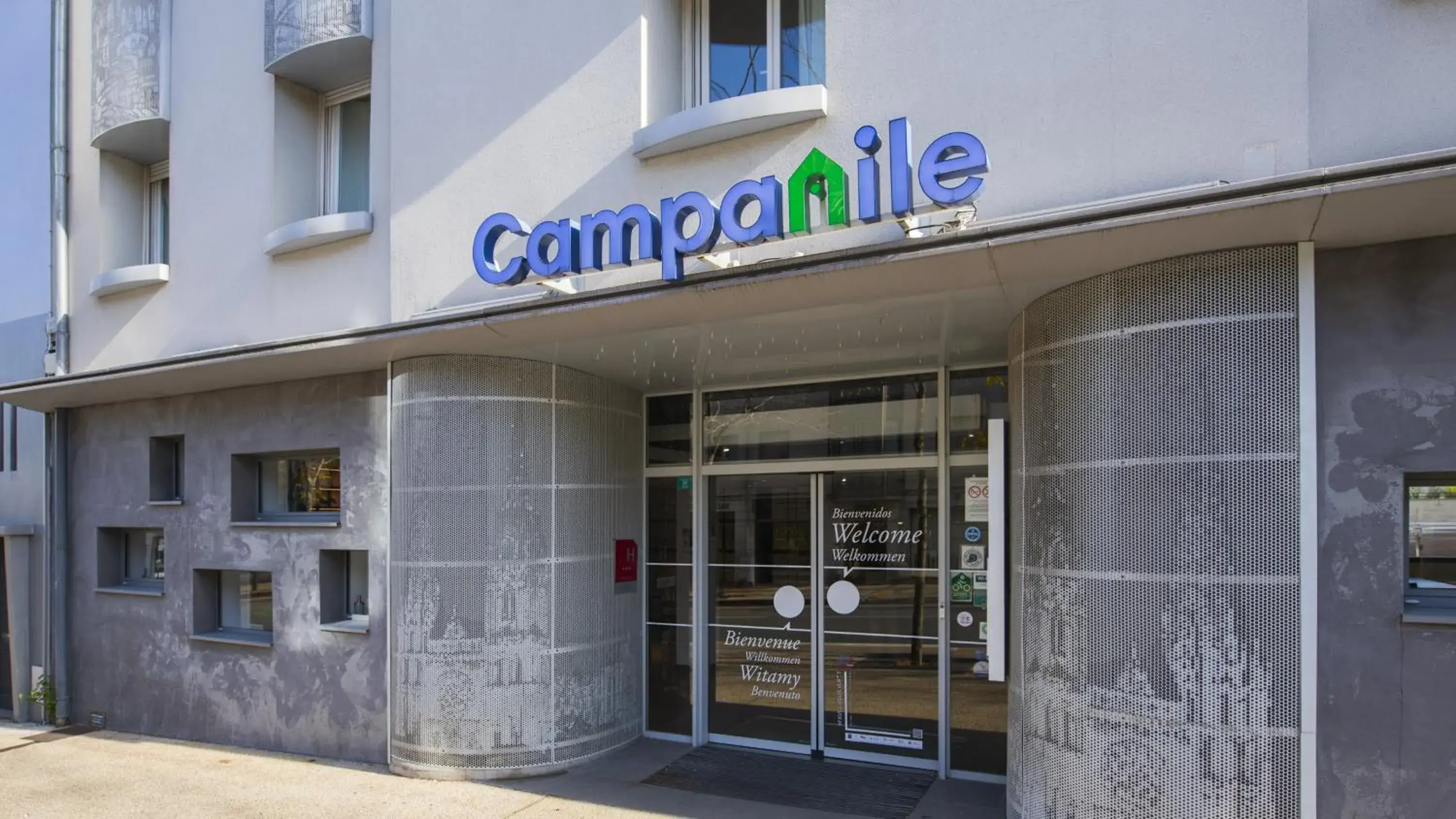 Facade/entrance in Campanile Chartres Centre - Gare - Cathédrale Facade/entrance in Campanile Chartres Centre - Gare - Cathédrale
