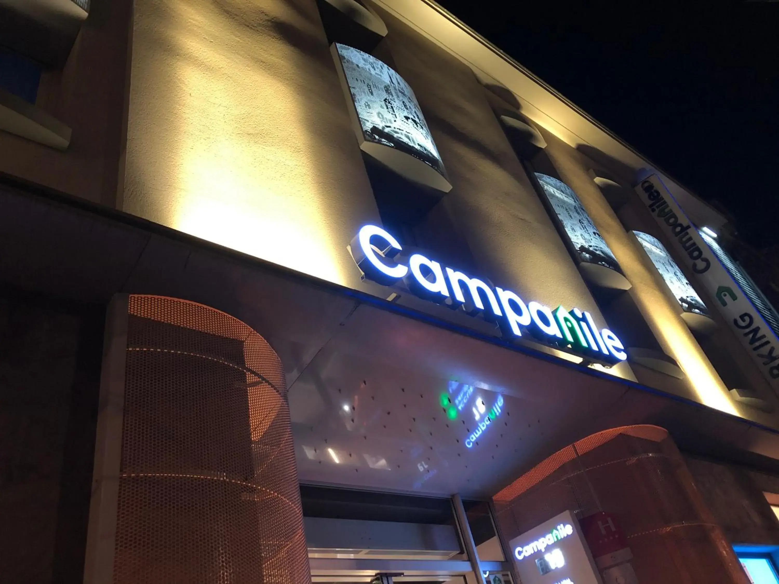 Facade/entrance in Campanile Chartres Centre - Gare - Cathédrale Facade/entrance in Campanile Chartres Centre - Gare - Cathédrale