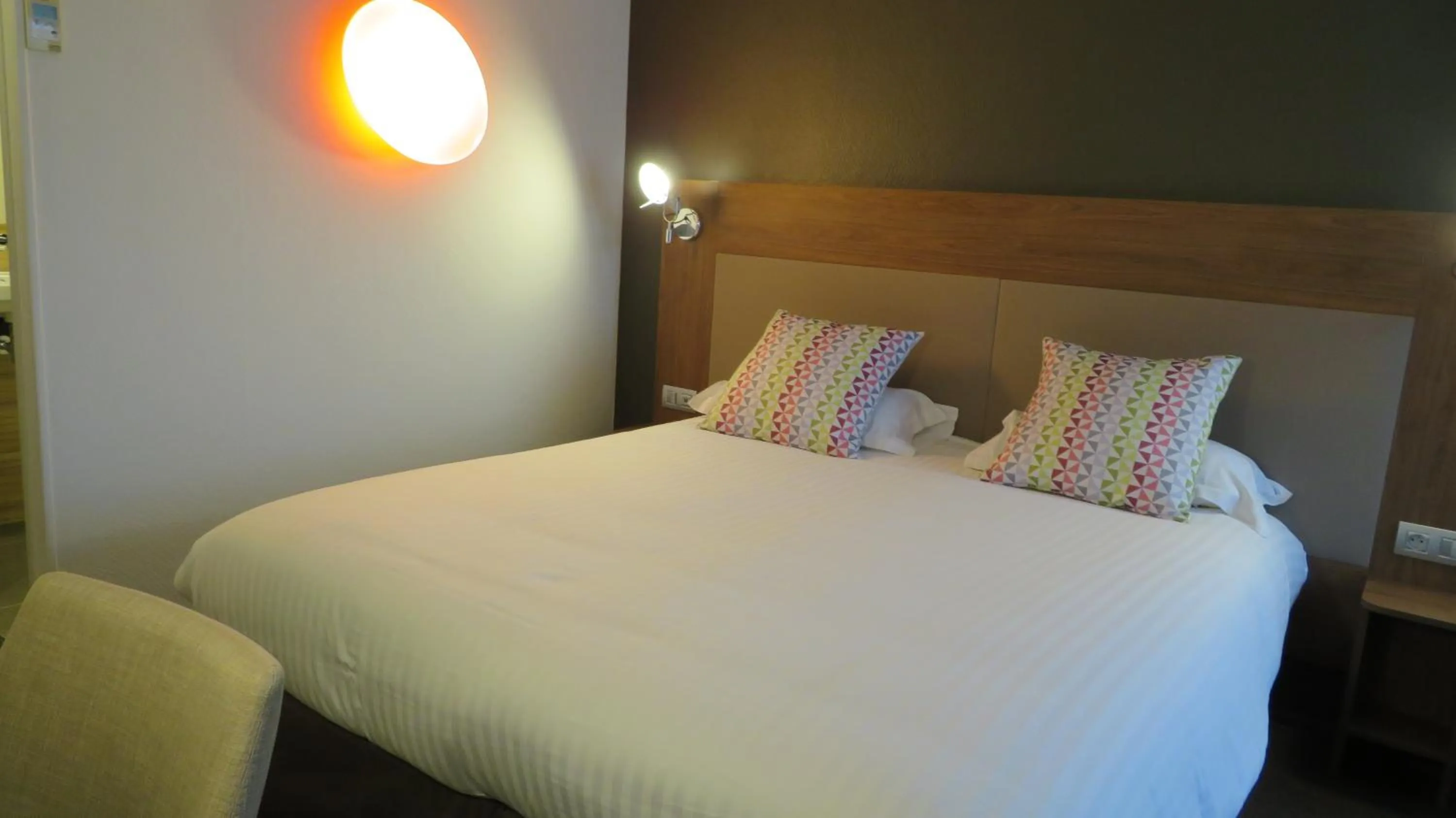 Bedroom, Bed in Campanile Chartres Centre - Gare - Cathédrale