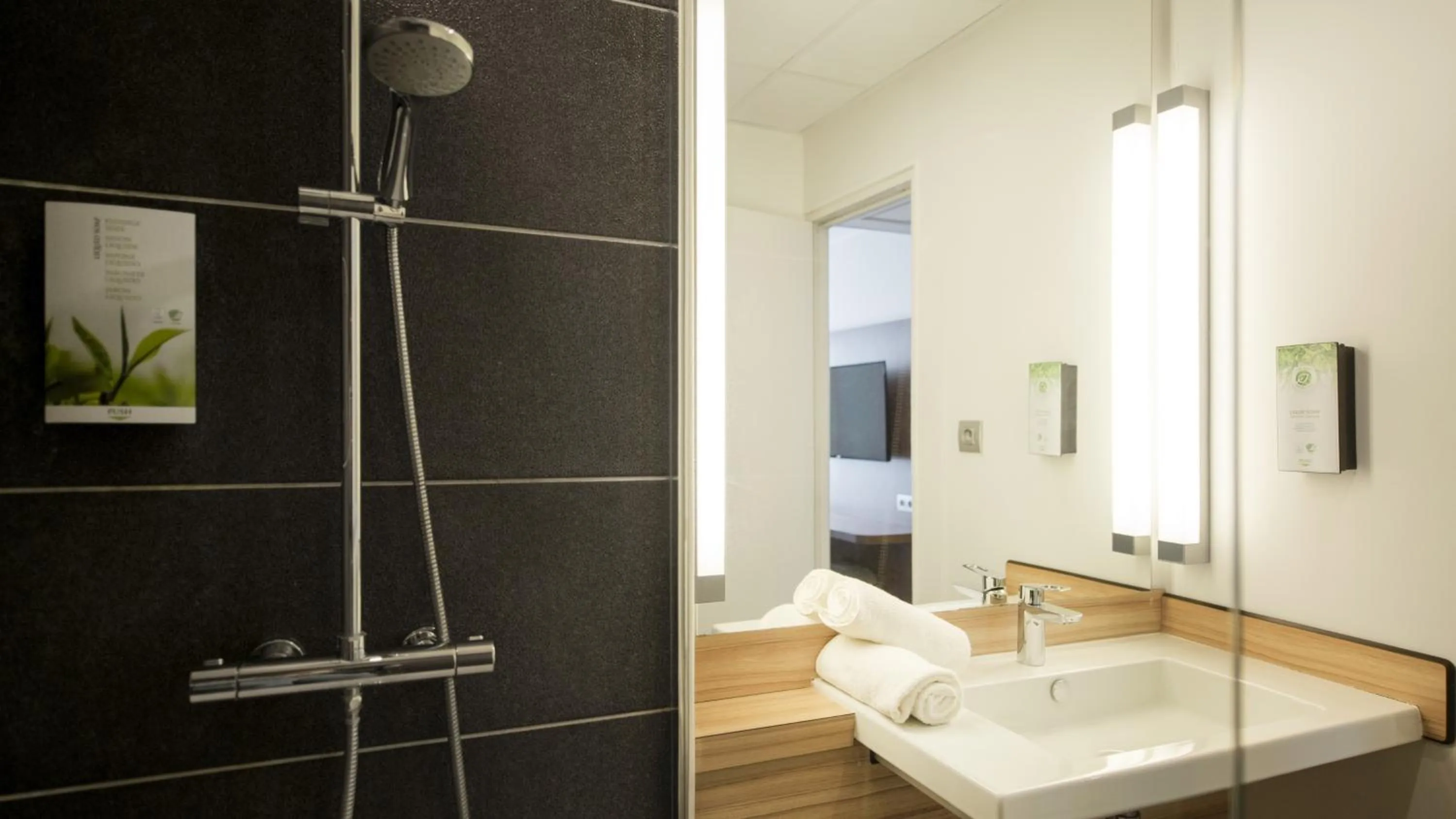 Bathroom in Campanile Chartres Centre - Gare - Cathédrale