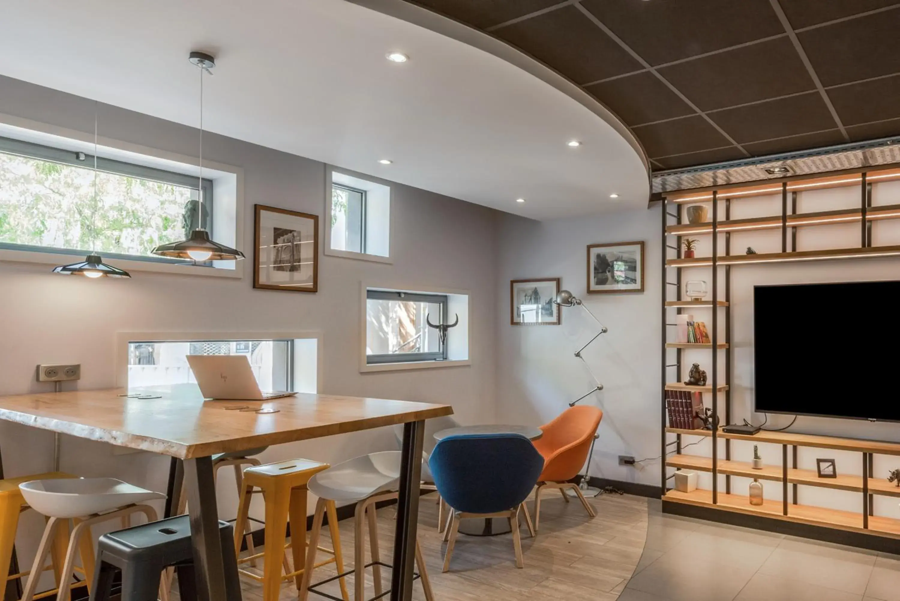 Lounge or bar in Campanile Chartres Centre - Gare - Cathédrale Lounge or bar in Campanile Chartres Centre - Gare - Cathédrale