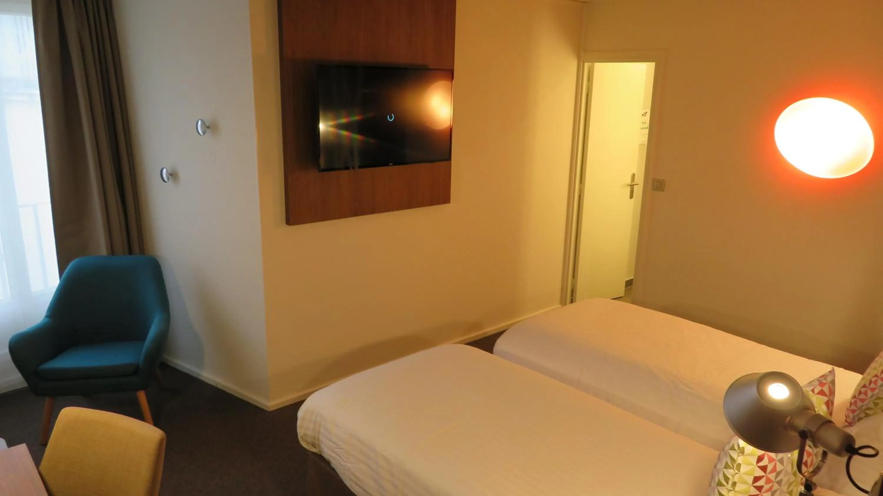 Bedroom, Bed in Campanile Chartres Centre - Gare - Cathédrale