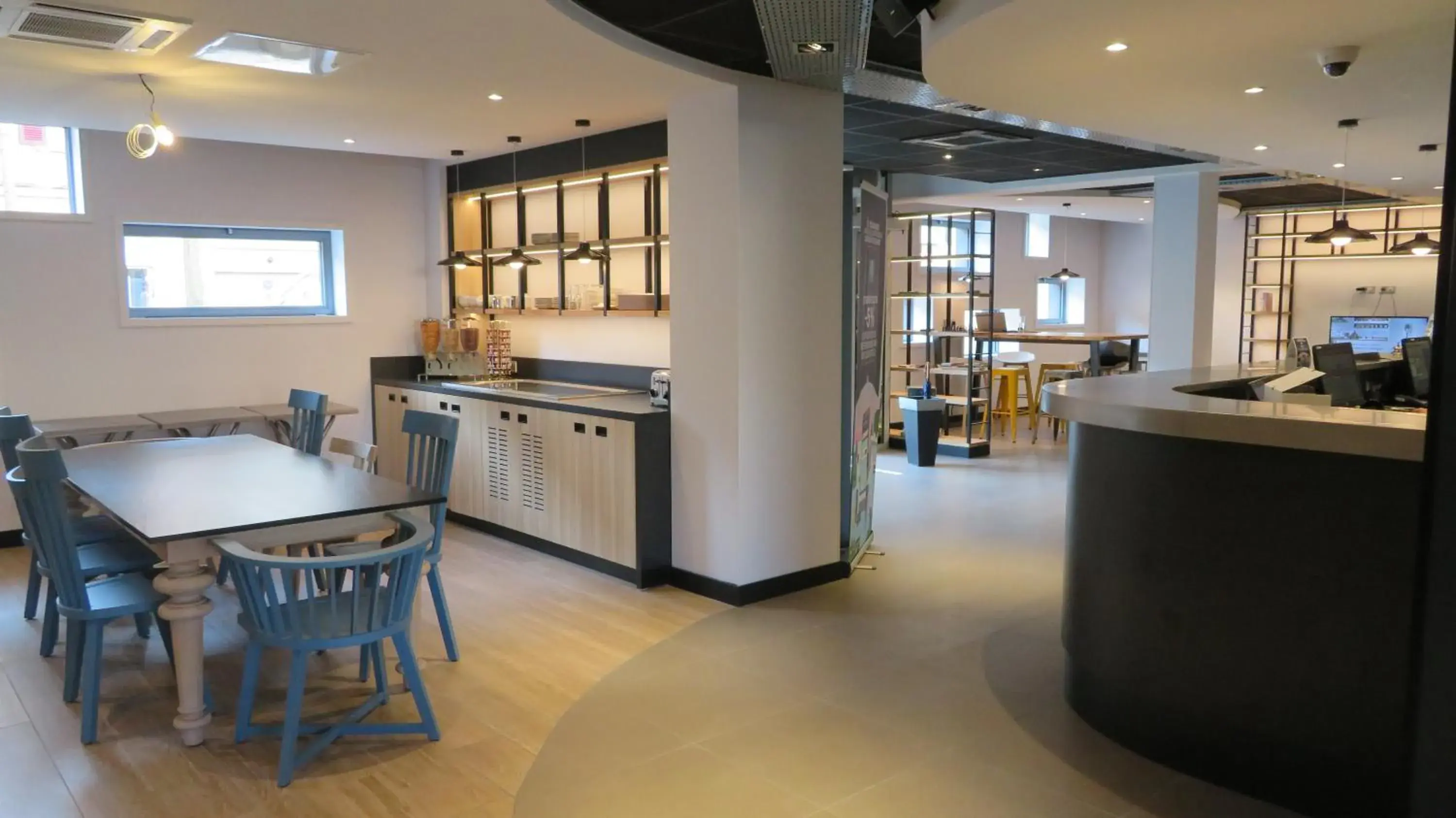 Lobby or reception in Campanile Chartres Centre - Gare - Cathédrale Lobby or reception in Campanile Chartres Centre - Gare - Cathédrale