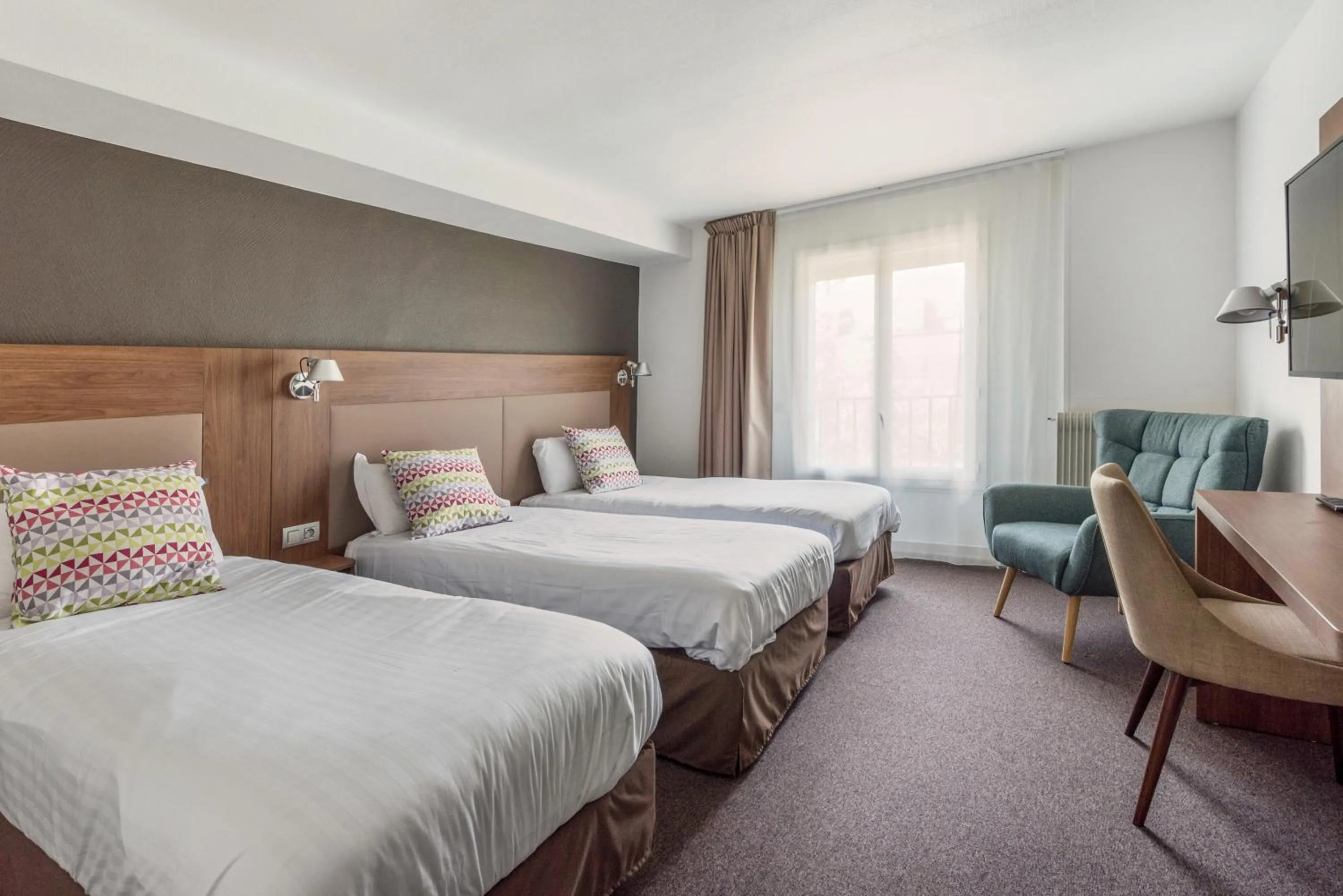 Photo of the whole room, Bed in Campanile Chartres Centre - Gare - Cathédrale