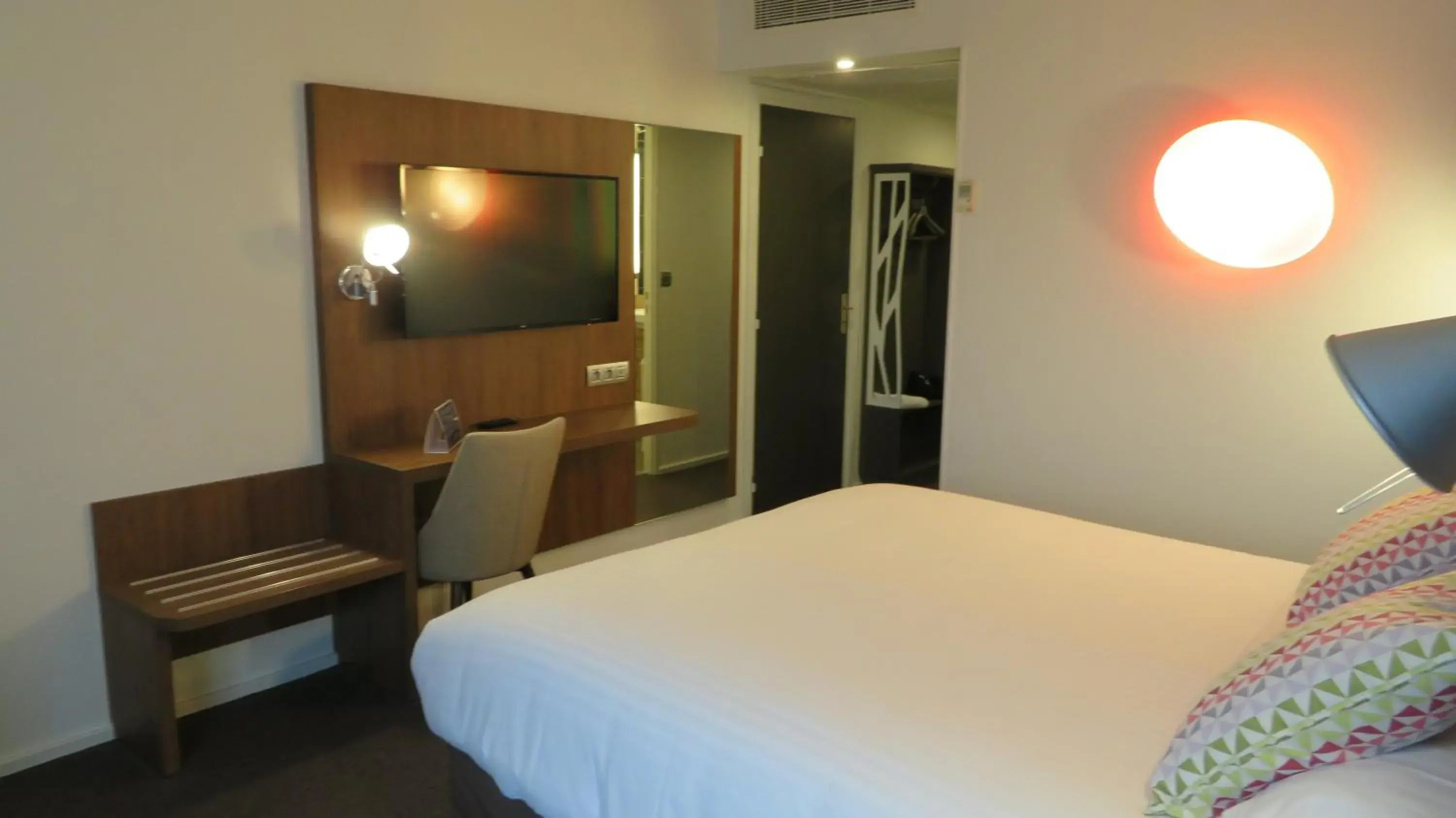 Bedroom, Bed in Campanile Chartres Centre - Gare - Cathédrale Bedroom, Bed in Campanile Chartres Centre - Gare - Cathédrale