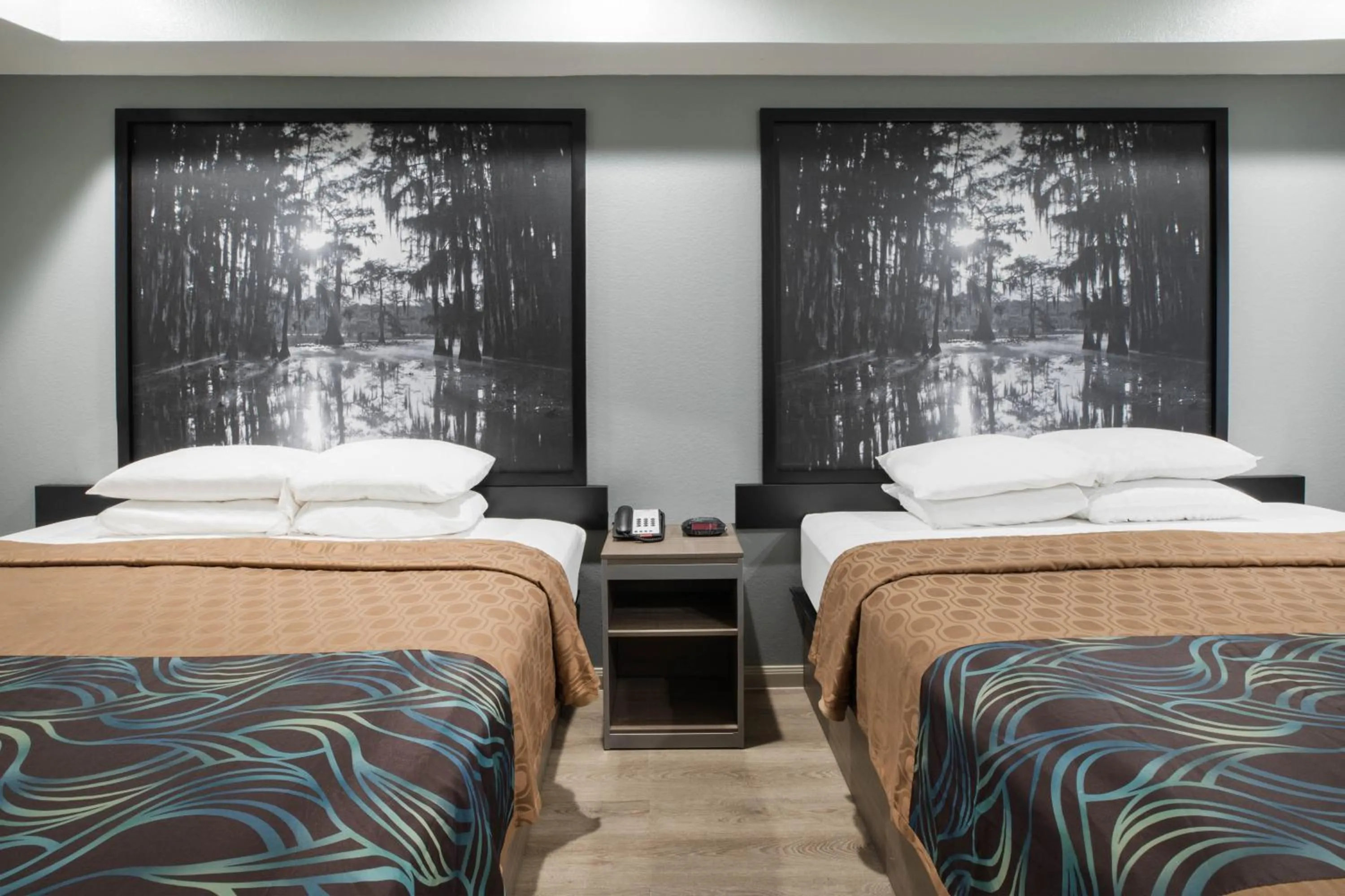 Photo of the whole room, Bed in Super 8 by Wyndham Humble Houston Fallcreek