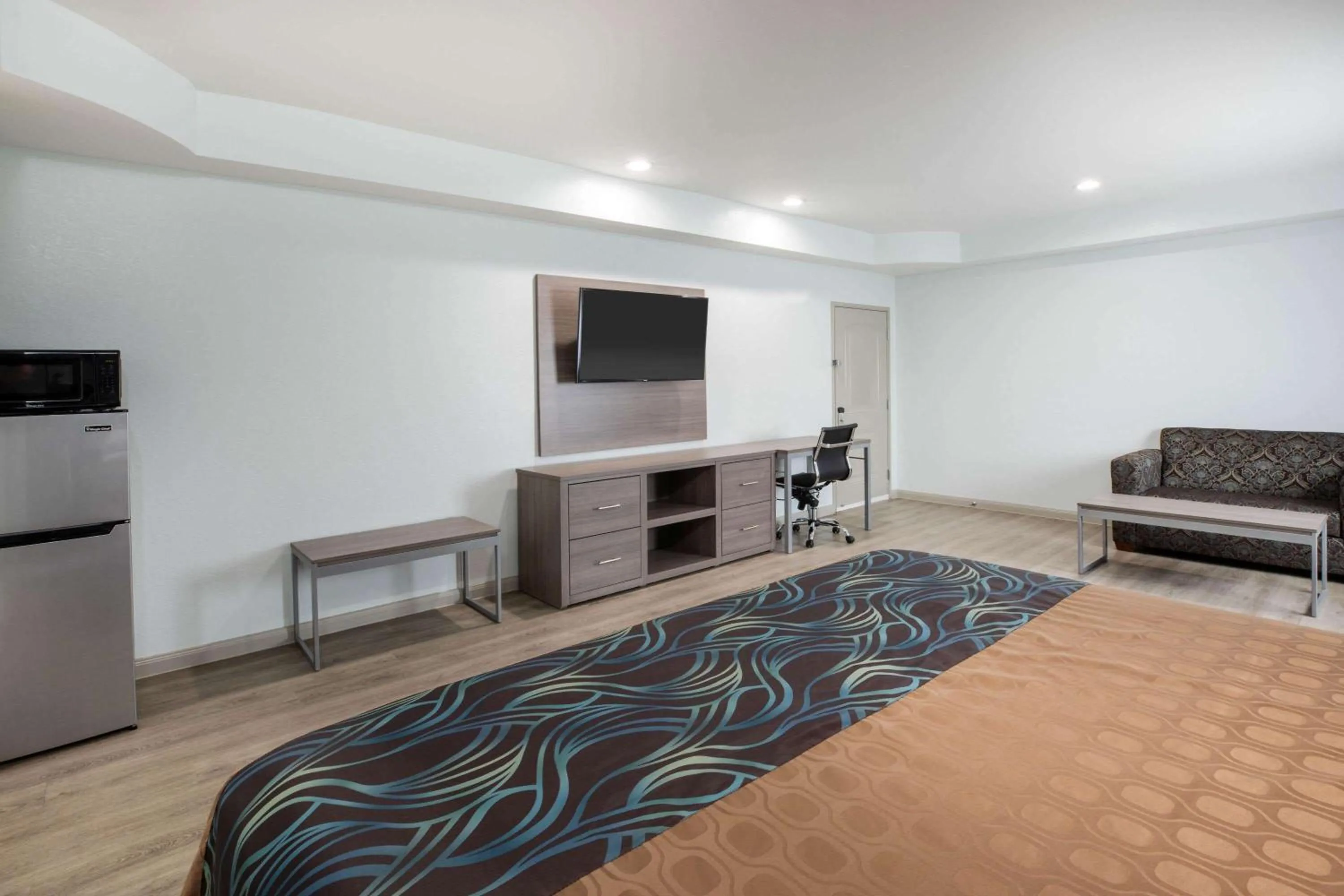 Photo of the whole room, Bed in Super 8 by Wyndham Humble Houston Fallcreek