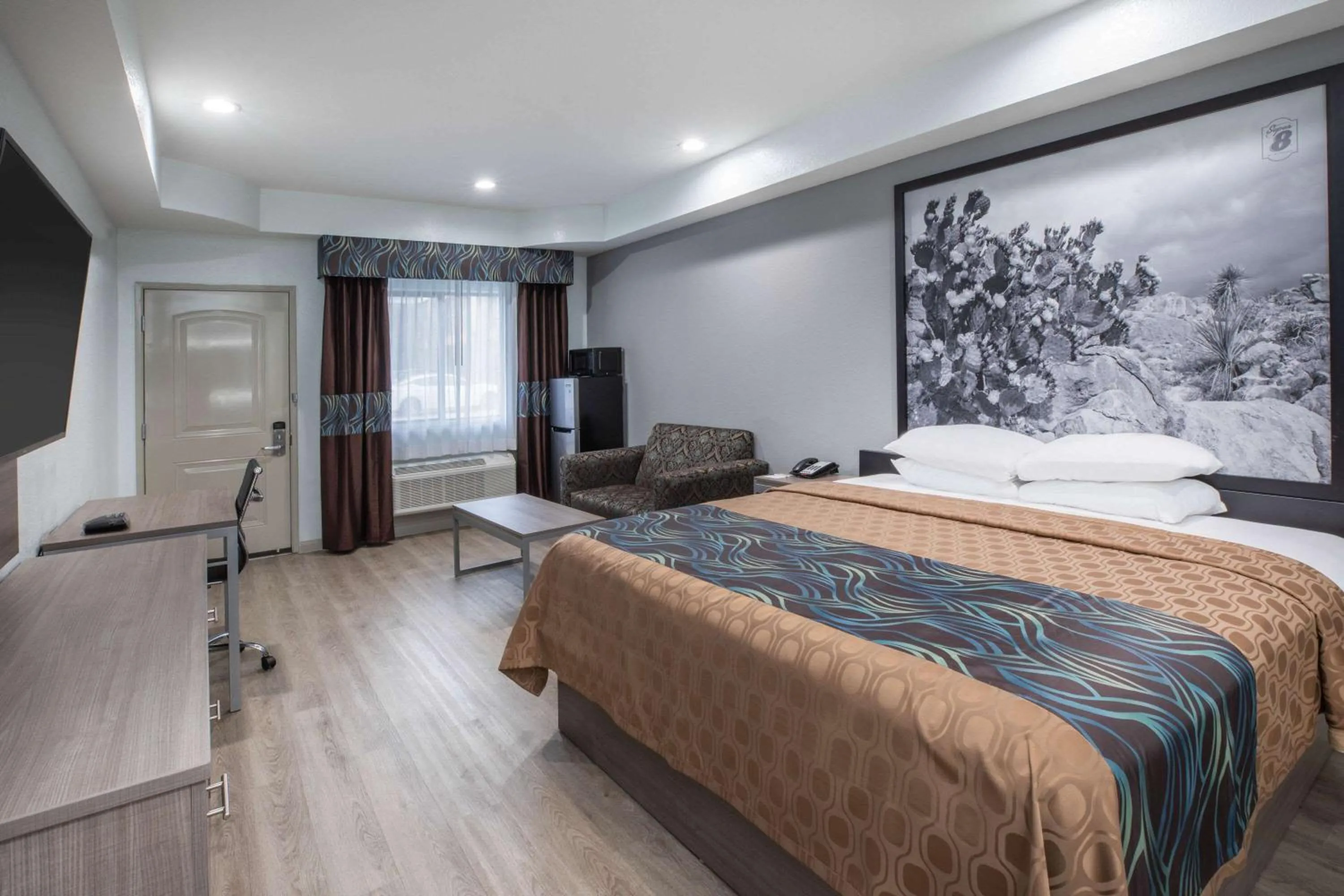 Photo of the whole room, Bed in Super 8 by Wyndham Humble Houston Fallcreek