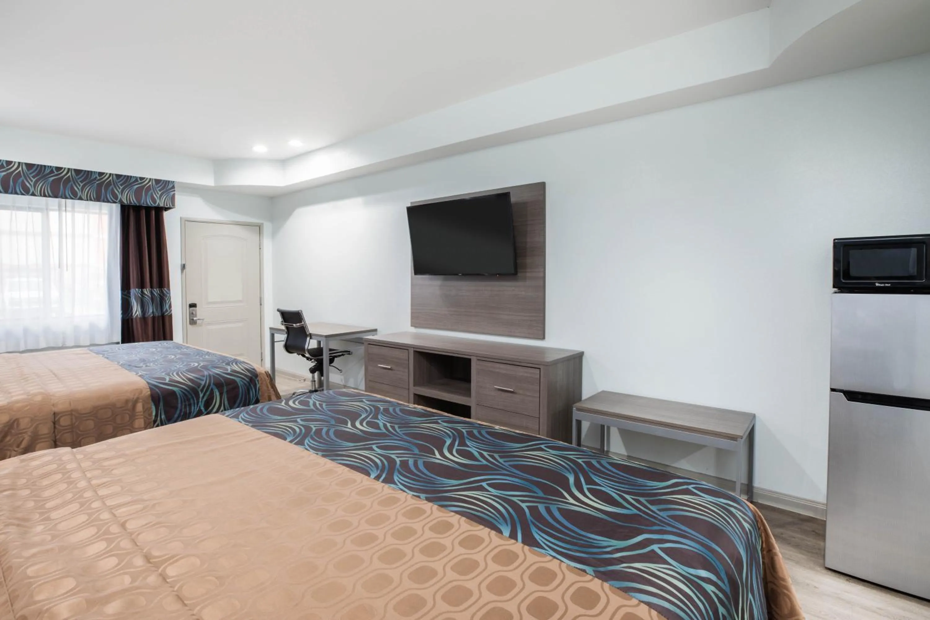 Photo of the whole room, Bed in Super 8 by Wyndham Humble Houston Fallcreek