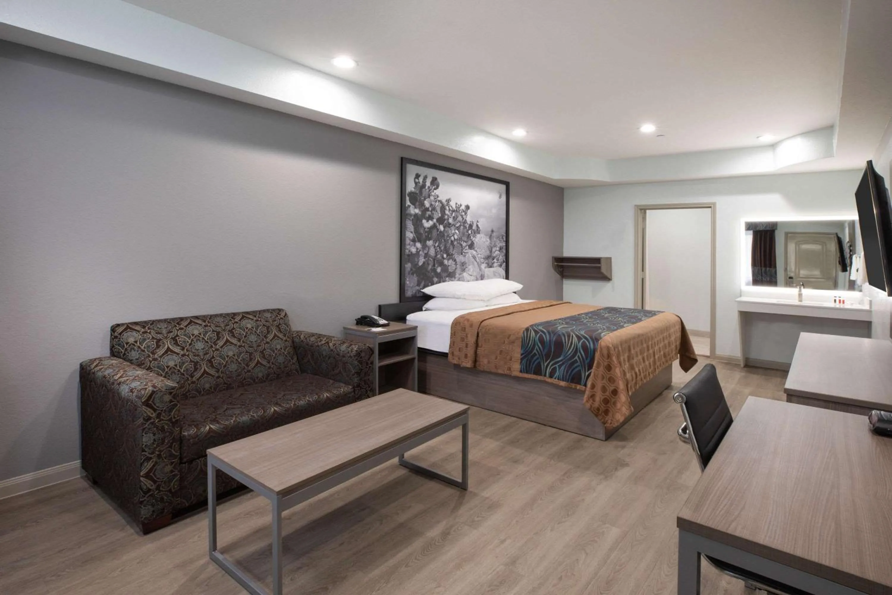 Photo of the whole room, Bed in Super 8 by Wyndham Humble Houston Fallcreek