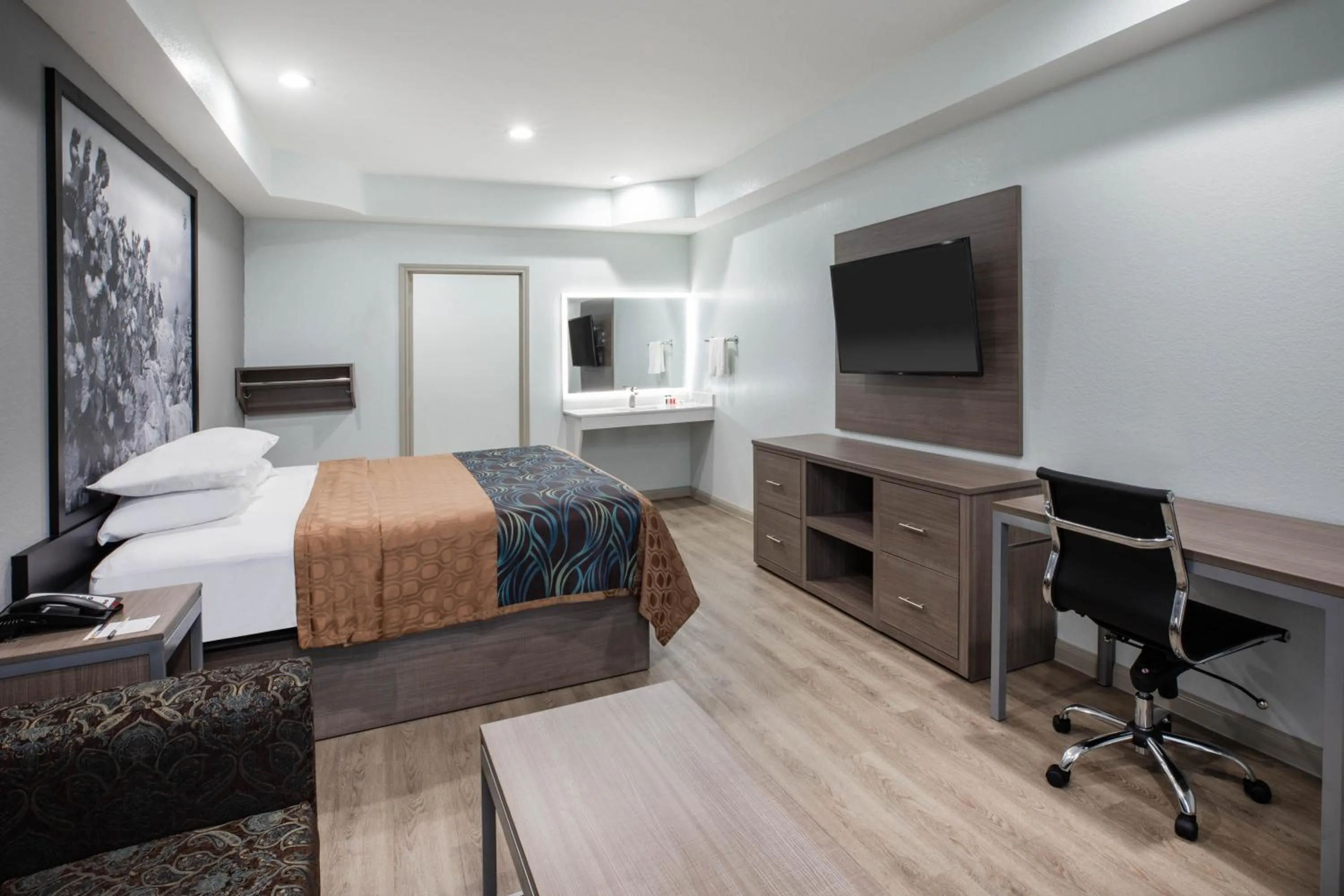 Photo of the whole room, Bed in Super 8 by Wyndham Humble Houston Fallcreek