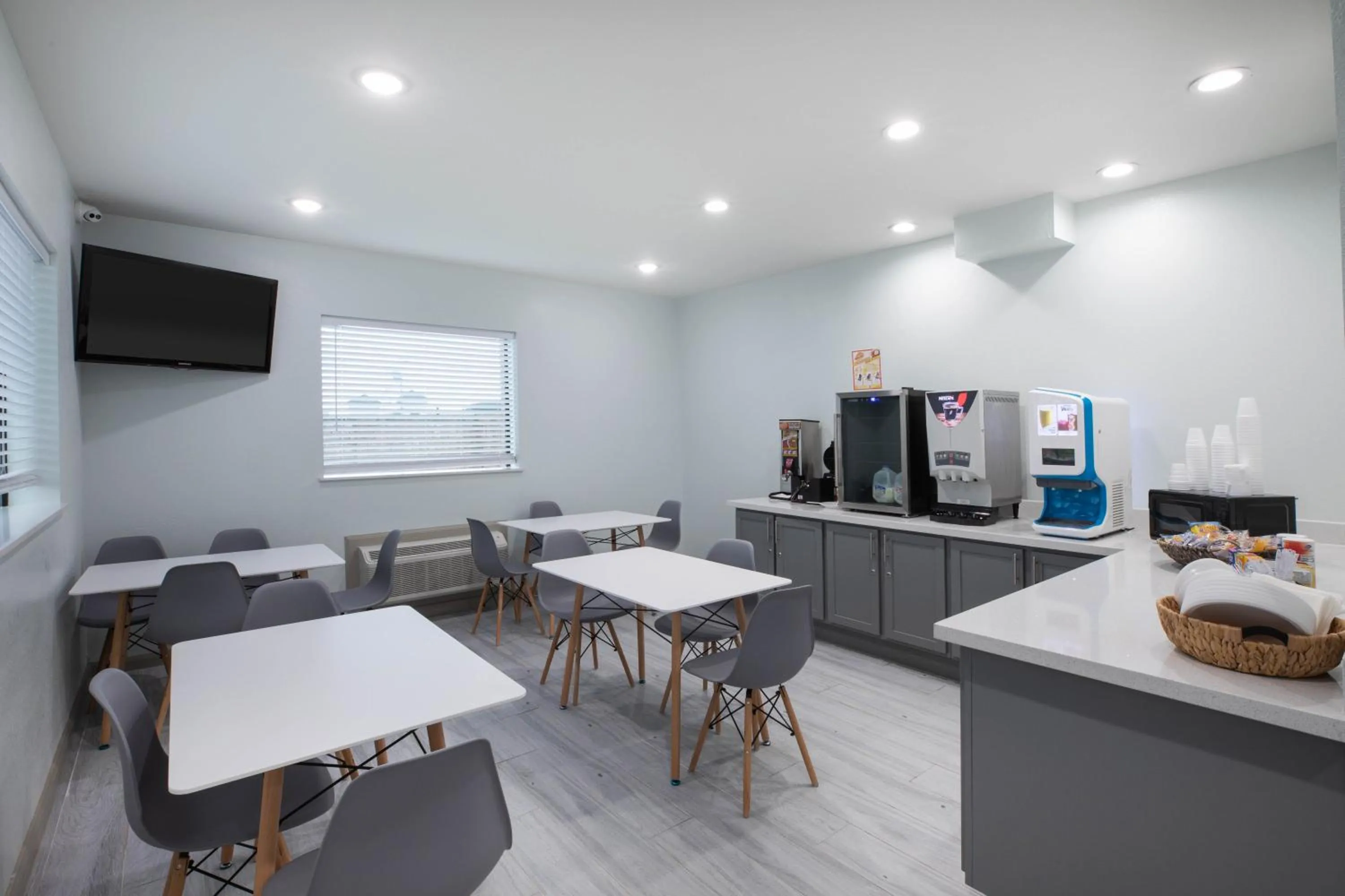 Dining area in Super 8 by Wyndham Humble Houston Fallcreek